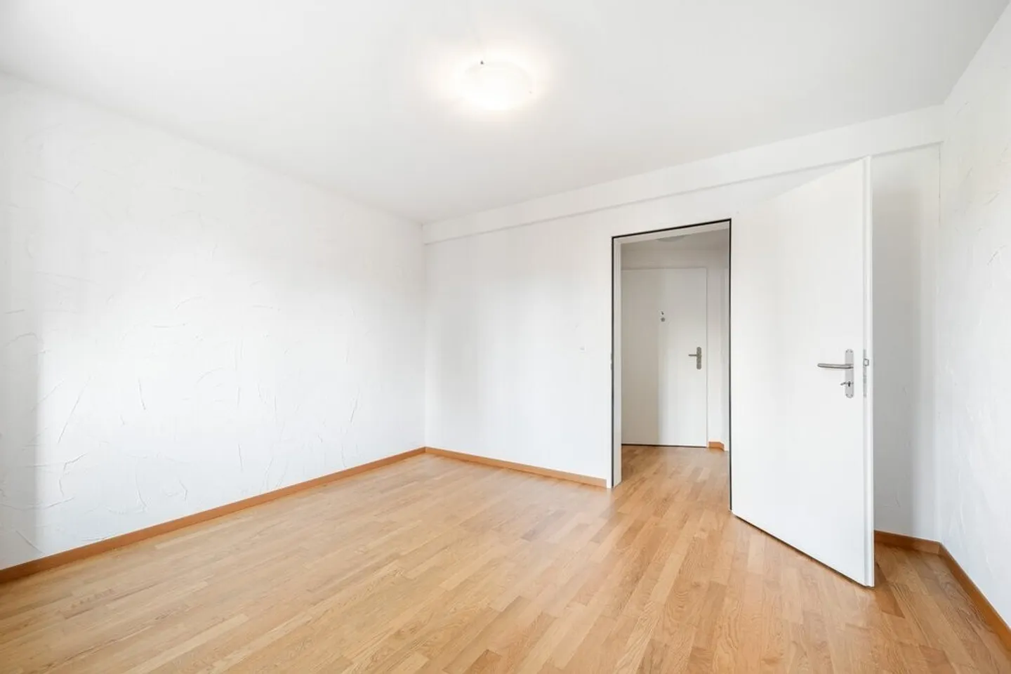 Recently renovated city apartment right by the train station/market square Oerlikon! - Photo 5 of 7