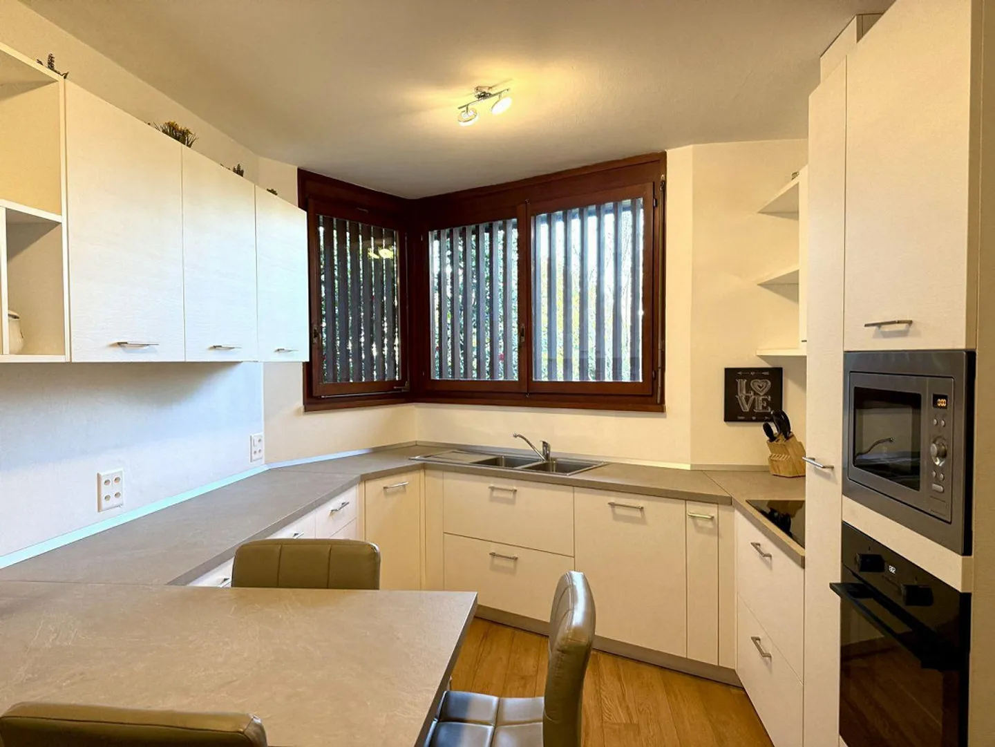 Villa élégante avec piscine et jardin privé à Gentilino - Photo 7 sur 13