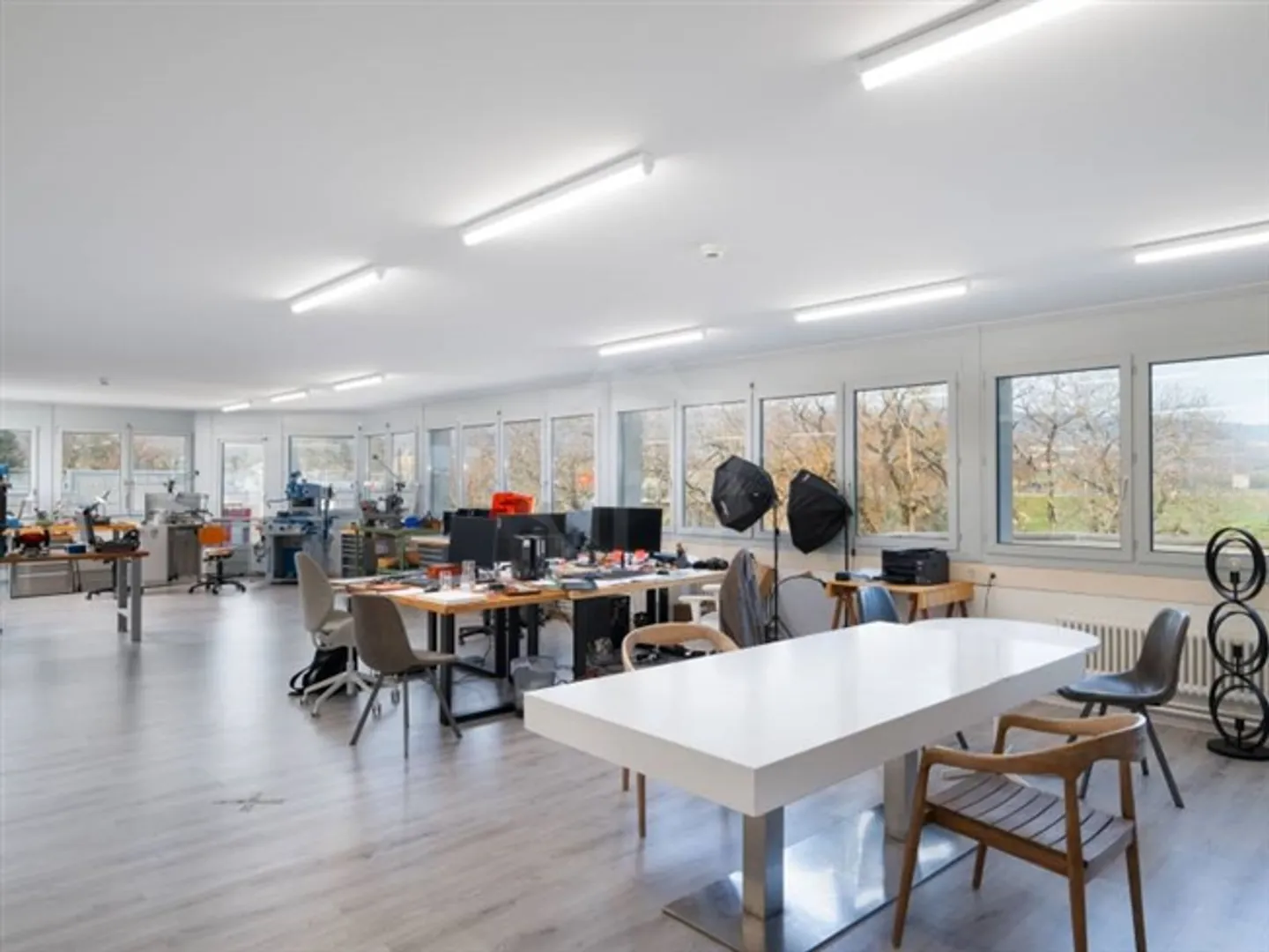 A rare investment opportunity in a dynamic sector - Photo 4 of 12