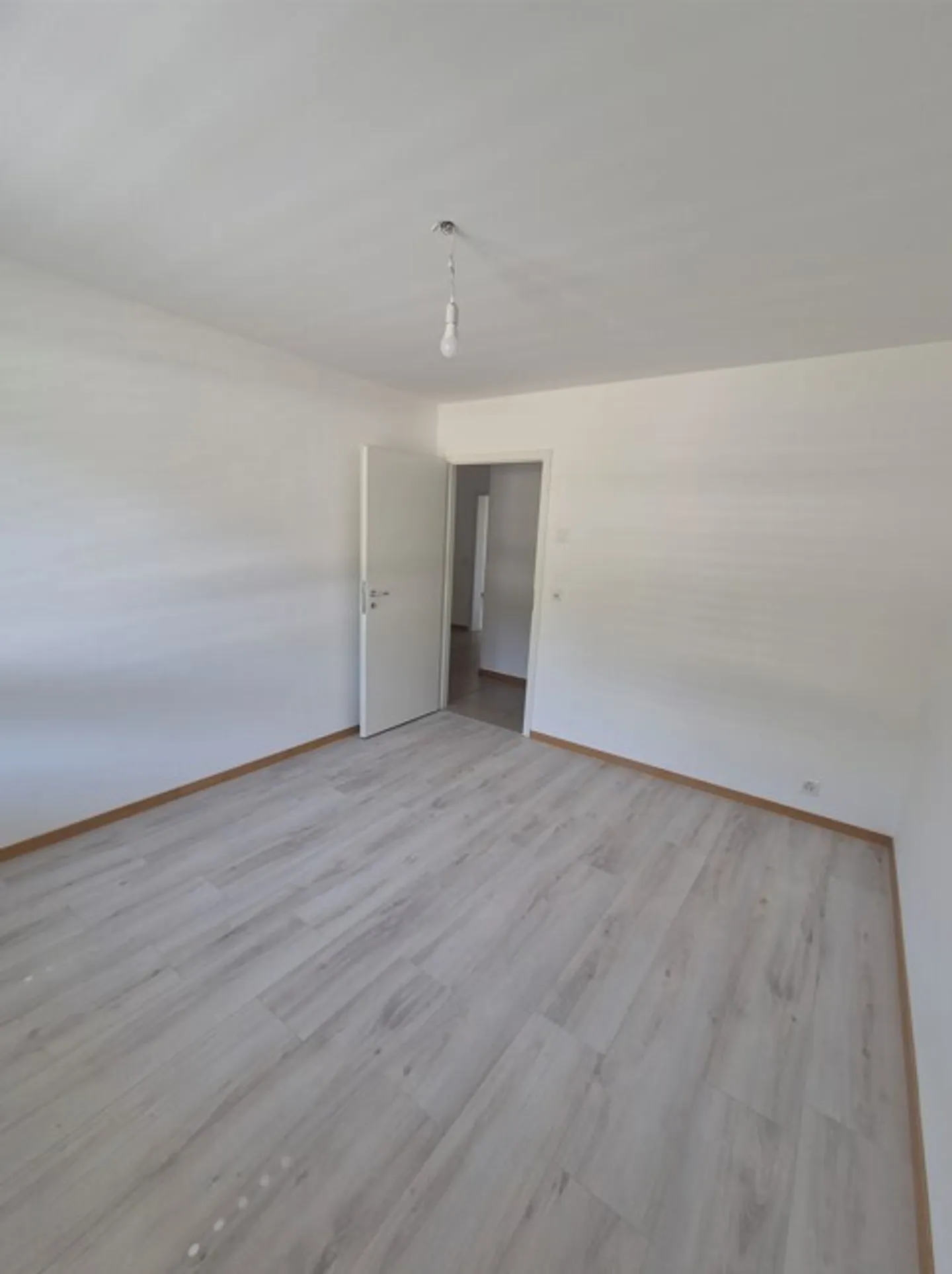 Renovated 3.5-room apartment on the 2nd floor - Photo 4 of 7