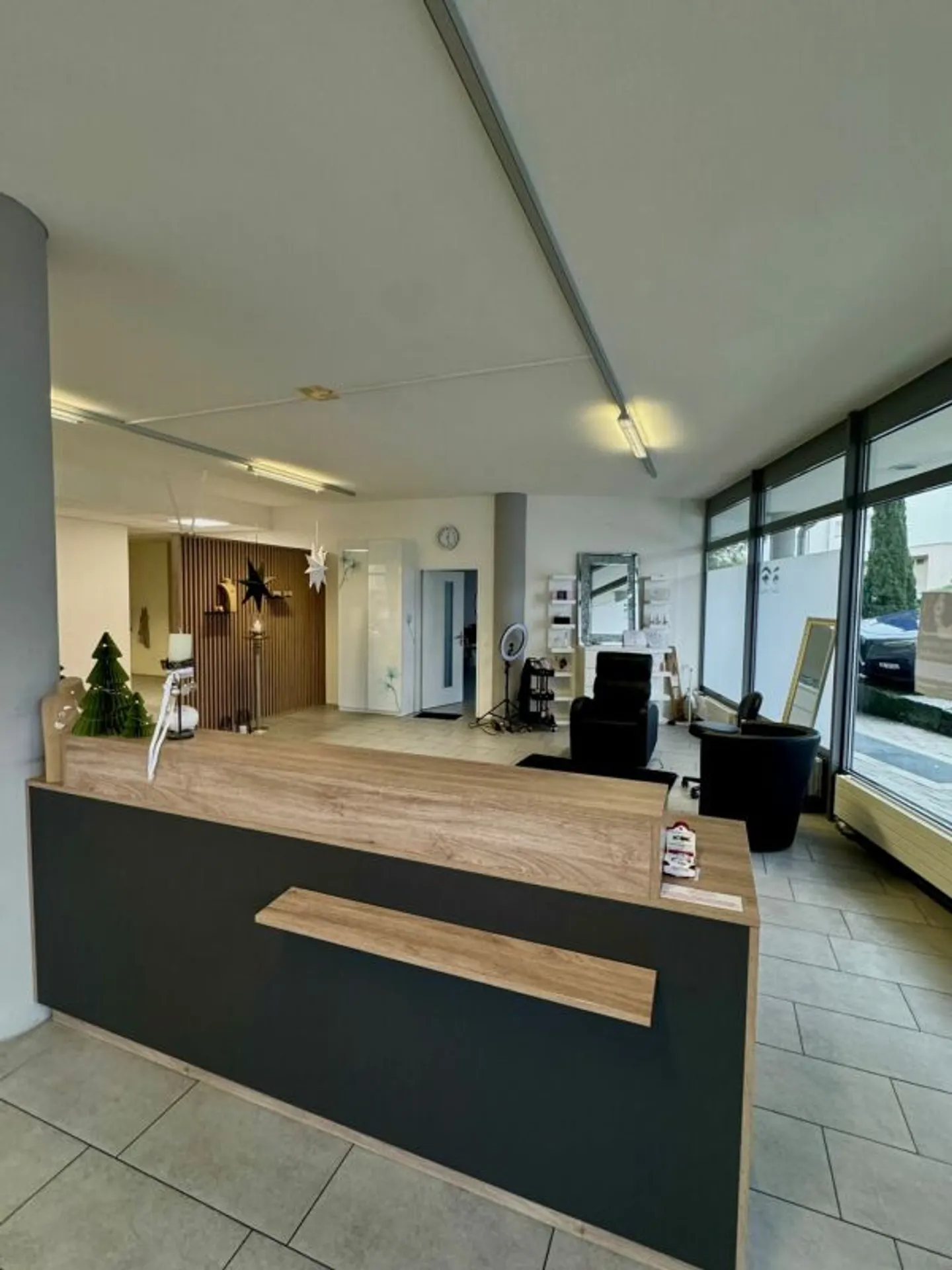 Cercasi nuovo inquilino per uno studio di bellezza a Steinhausen, disponibile immediatamente! - Foto 2 di 3