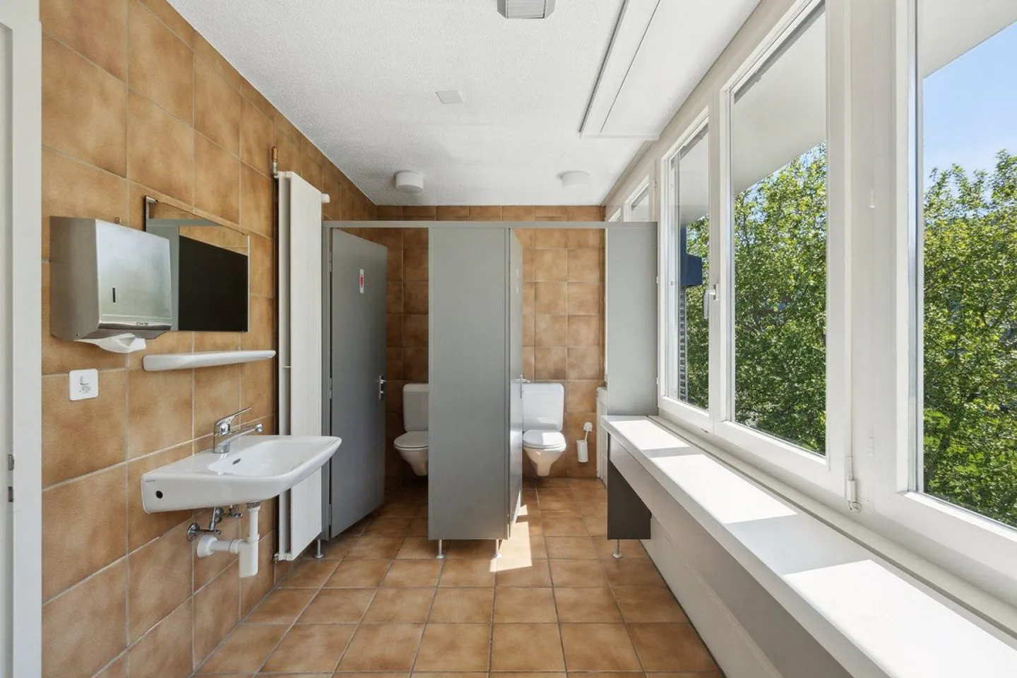 Bureaux lumineux au dernier étage - Photo 10 sur 10