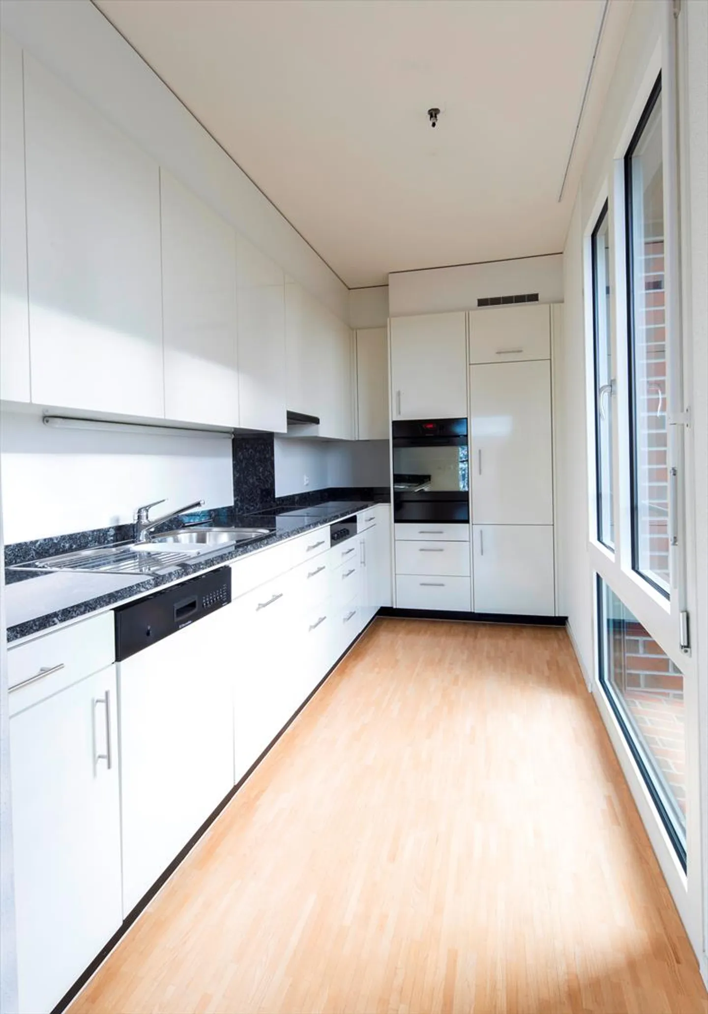 Modern 2.5-Room Apartment - Photo 2 of 6