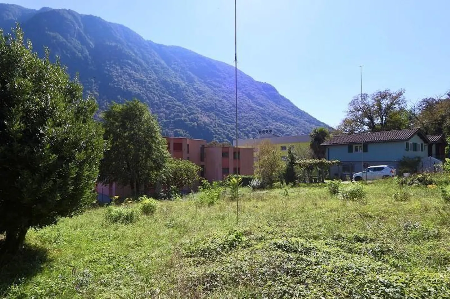 Flat building land of 687 m2 Zone R3 in a very sunny, quiet location... - Photo 2 of 14