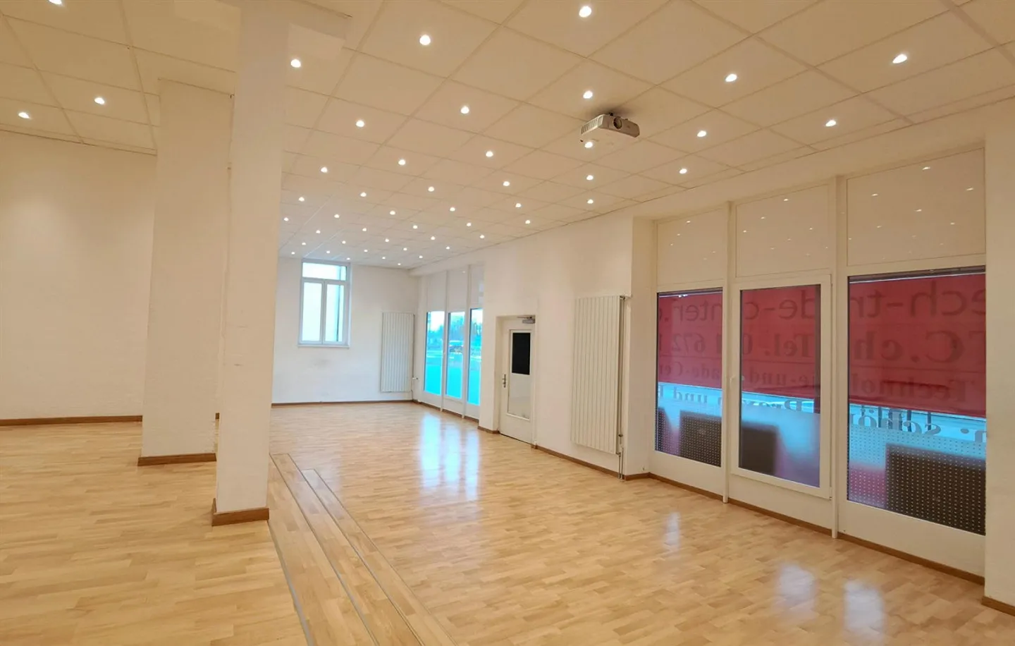 Pratique avec vitrine à la gare / salle de formation / bureau paysager - Photo 7 sur 10