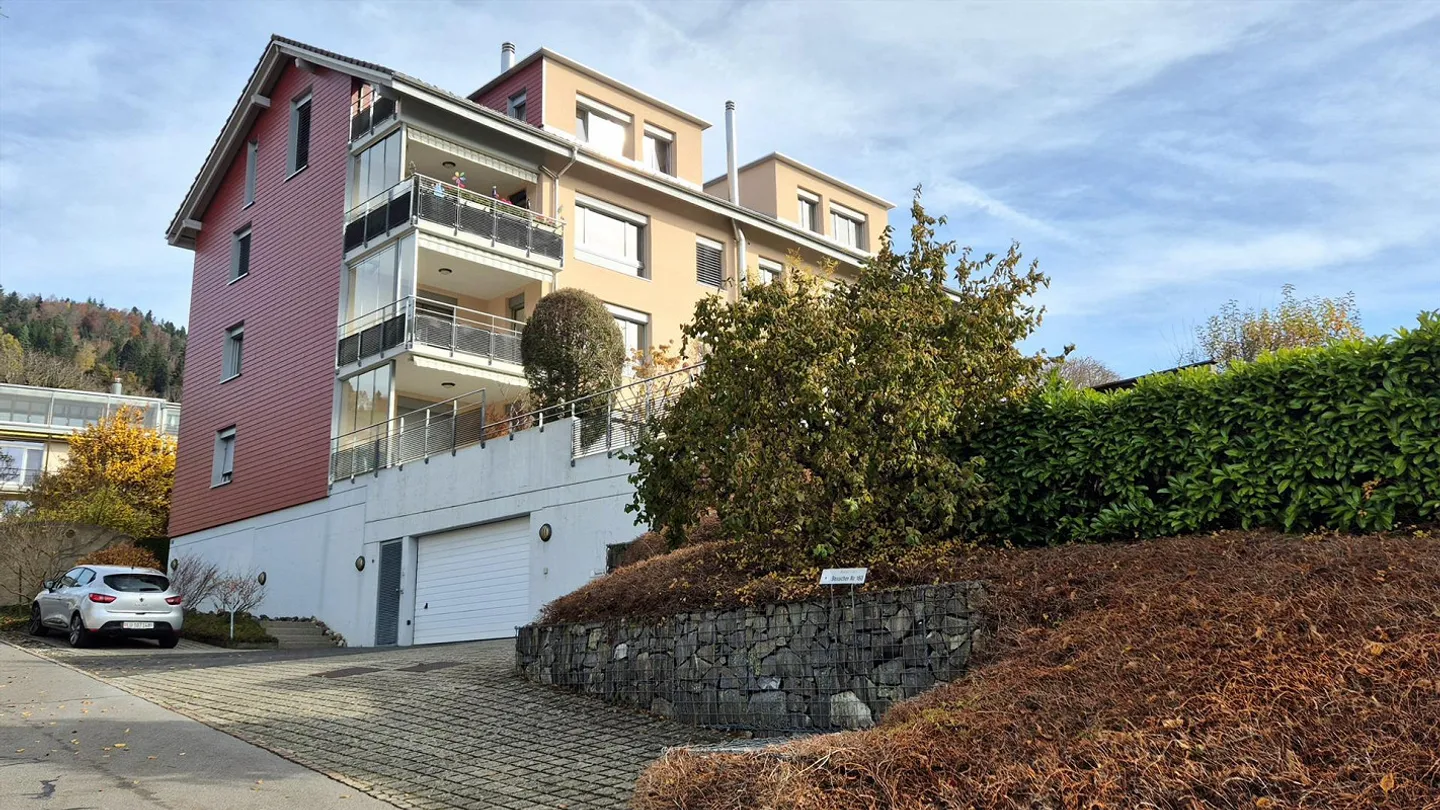 Luminoso appartamento di 4 stanze in una zona residenziale tranquilla - Foto 1 di 7