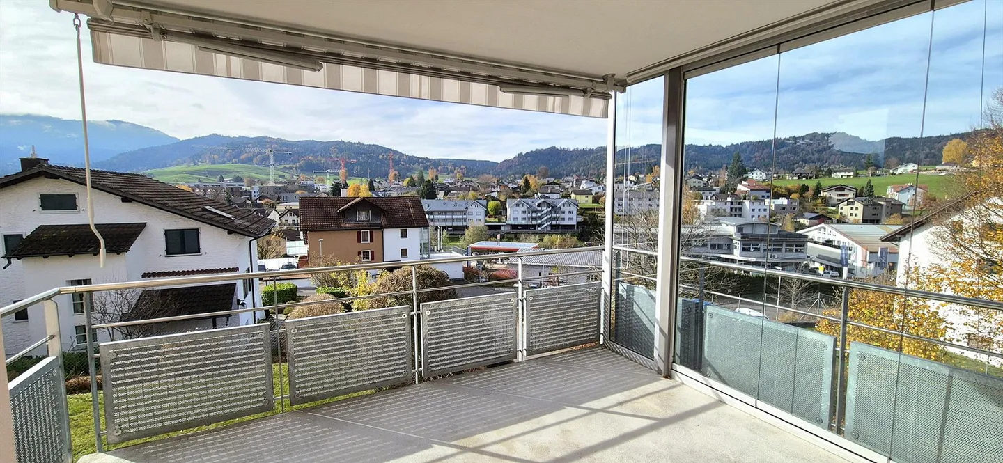 Luminoso appartamento di 4 stanze in una zona residenziale tranquilla - Foto 3 di 7