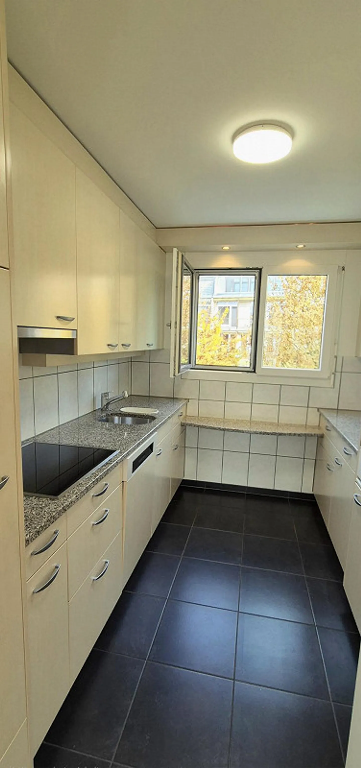 Luminoso appartamento di 4 stanze in una zona residenziale tranquilla - Foto 4 di 7