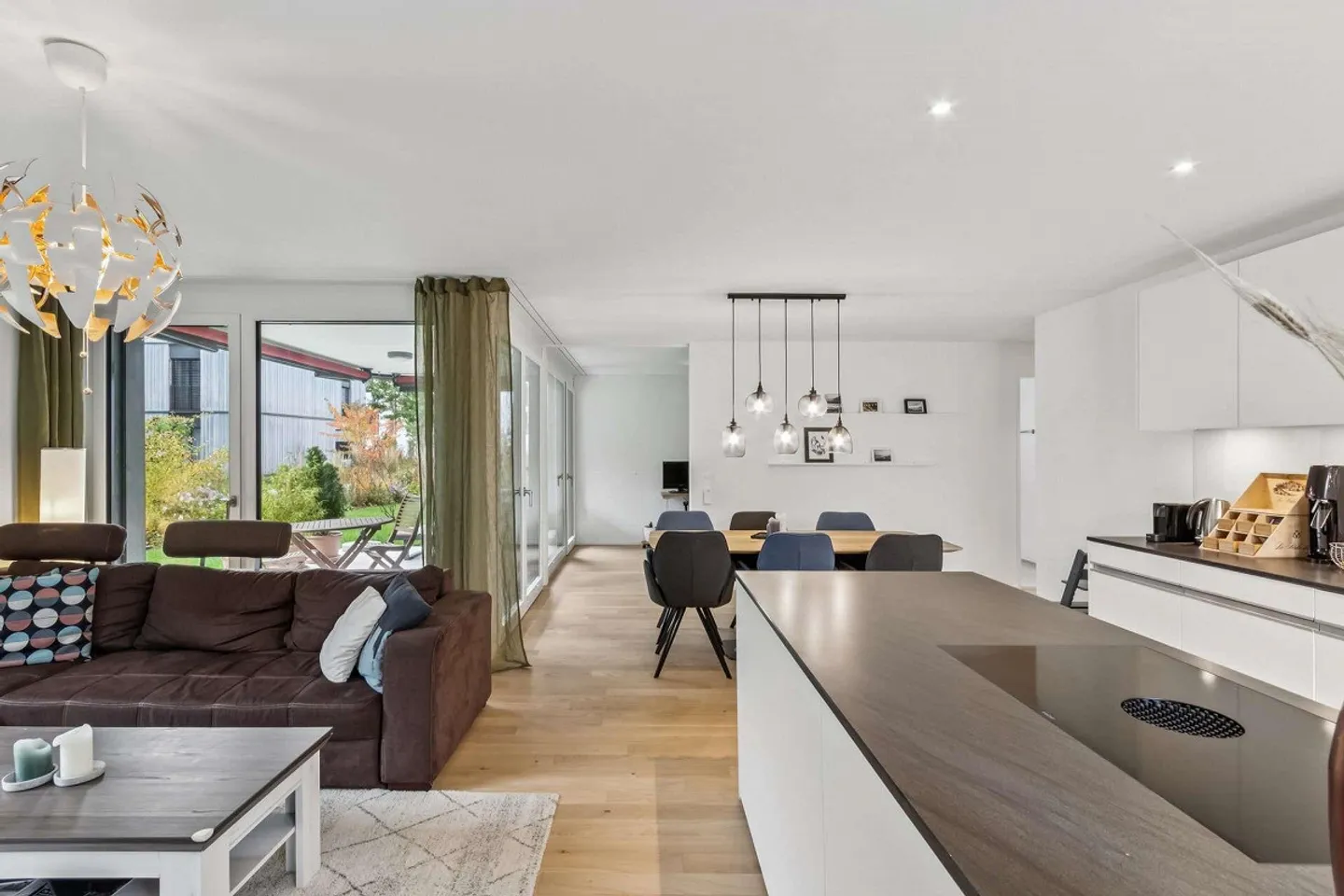 Moderne und lichtdurchflutete 4.5-Zimmer-Wohnung mit Gartenfläche - Foto 1 von 9