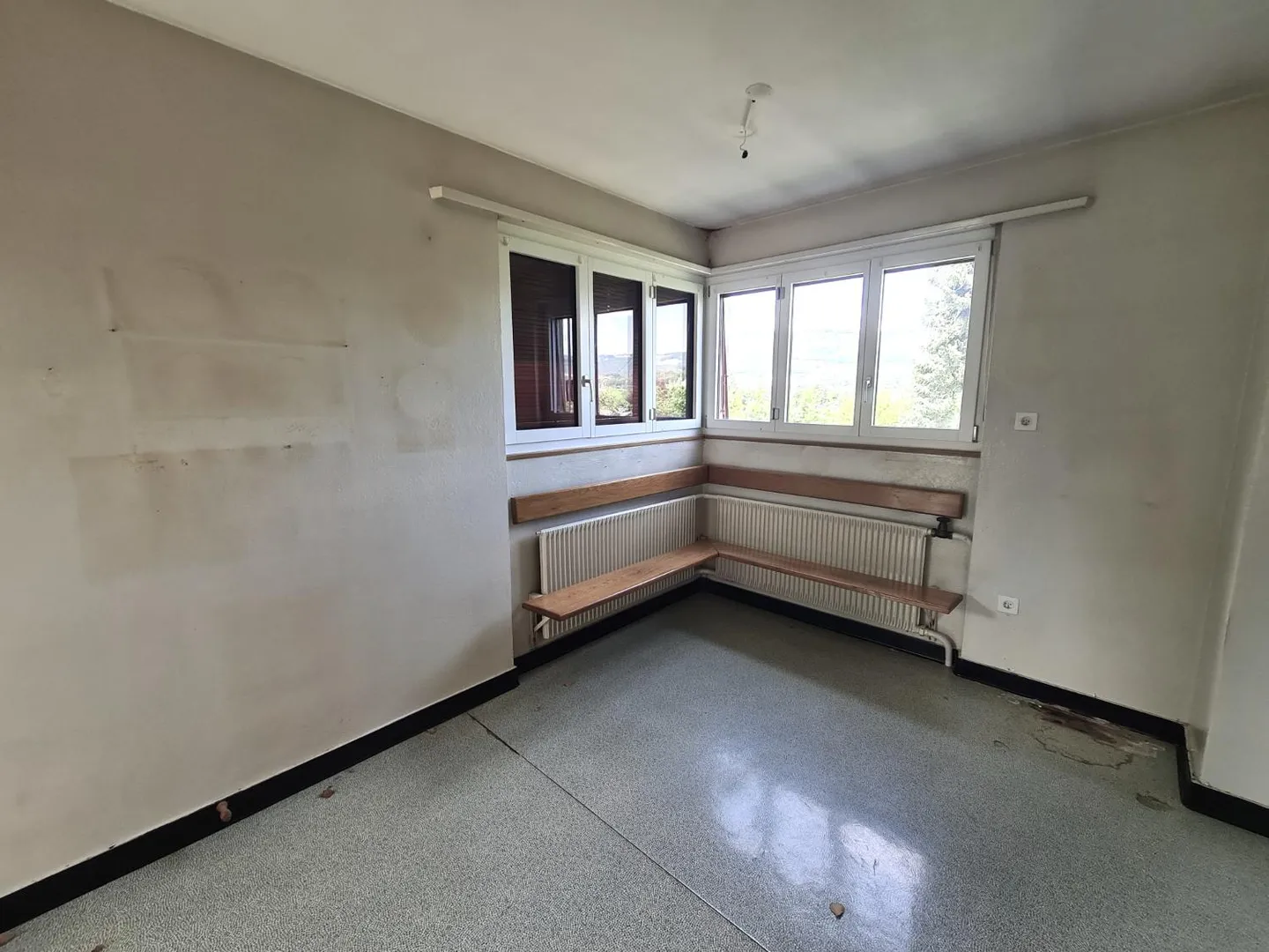 BASSECOURT - Charmante Villa mit 6,5 Zimmern zur Renovierung ideal gelegen auf - Foto 11 von 30