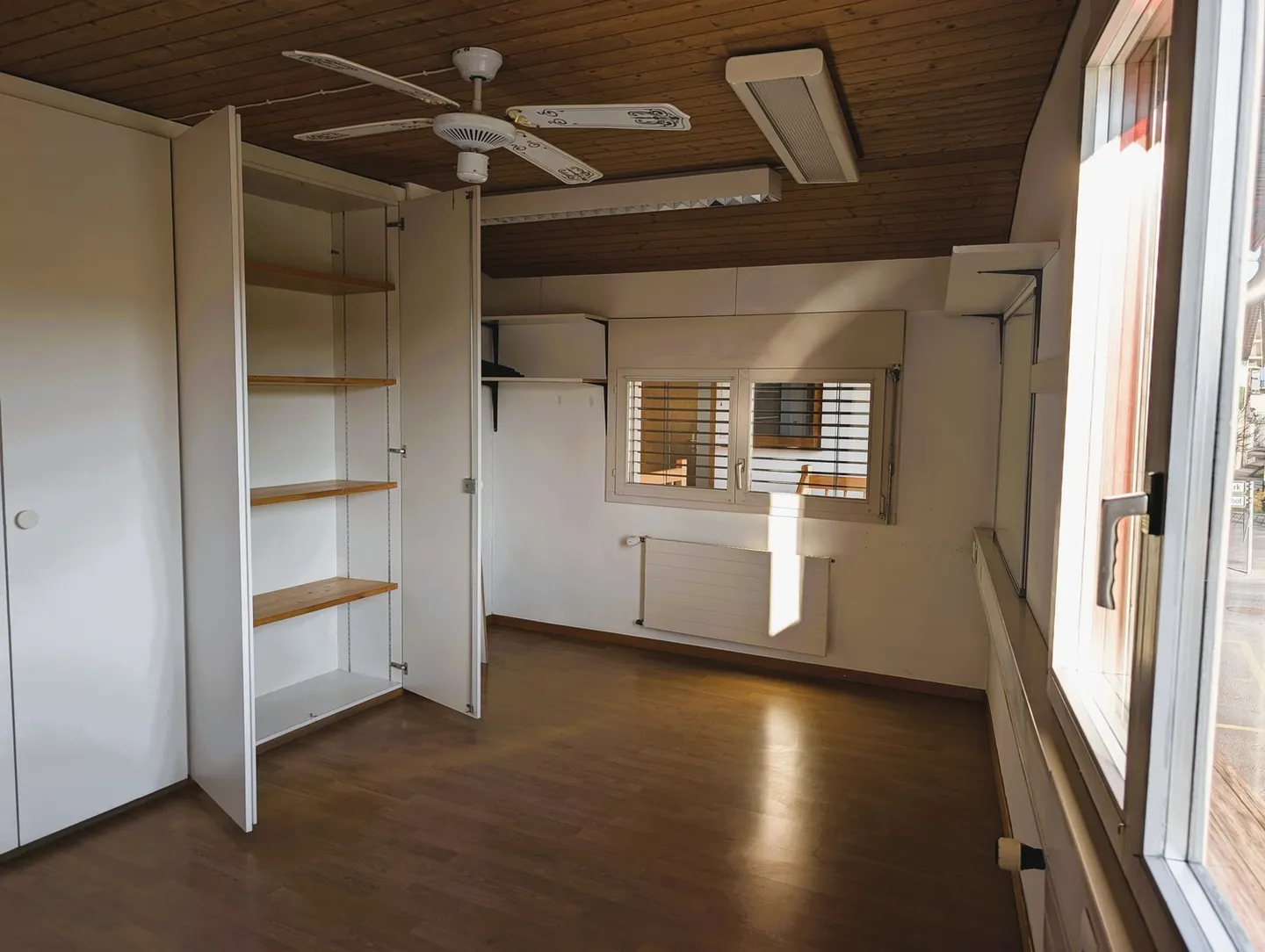 Bureau/atelier/loisirs abordable et lumineux de 17 m2 - Photo 3 sur 3