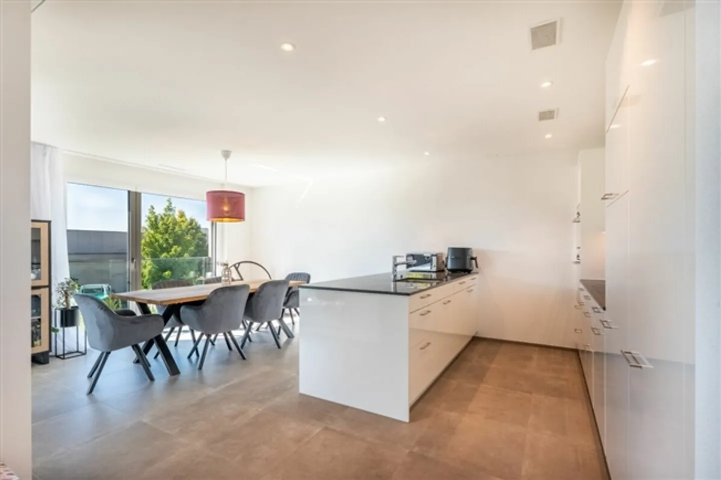 Appartamento 4.5 locali in una posizione fiscalmente vantaggiosa con loggia - Foto 3 di 15