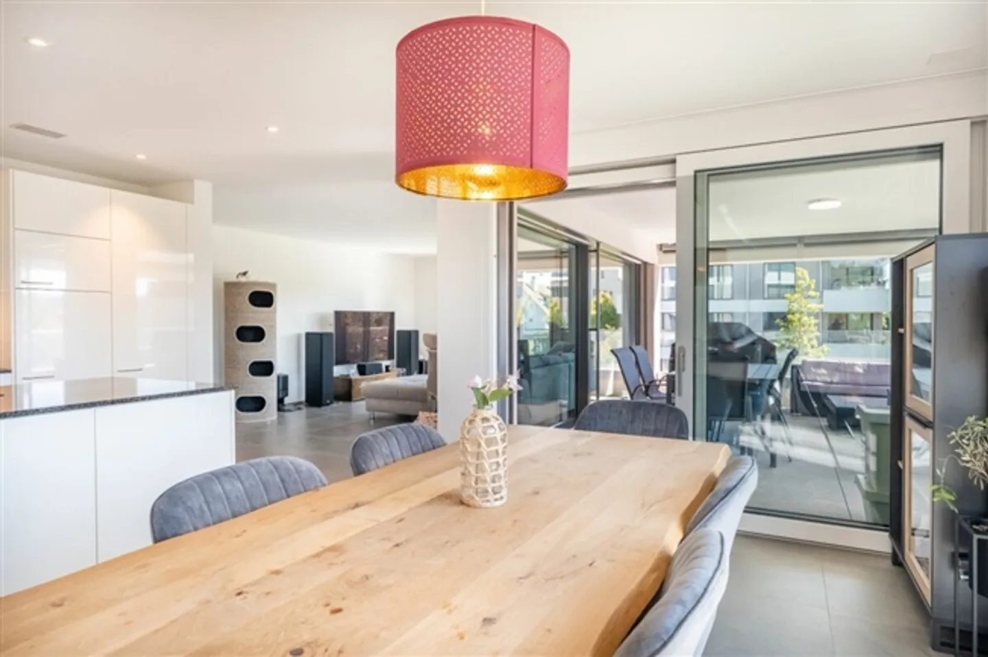 Appartamento 4.5 locali in una posizione fiscalmente vantaggiosa con loggia - Foto 4 di 15