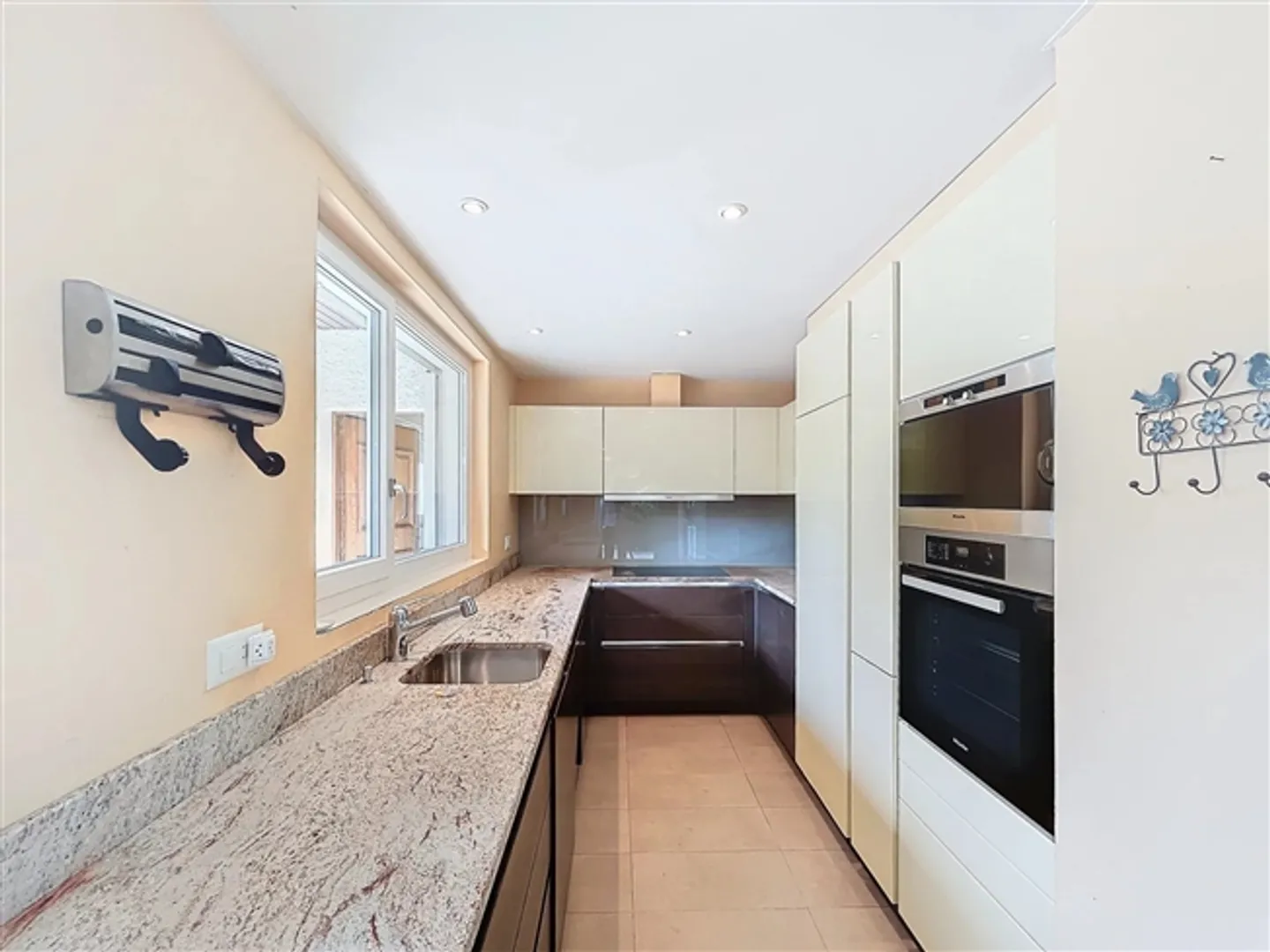 Charming House with 6 Bedrooms in Lausanne - Photo 4 of 11