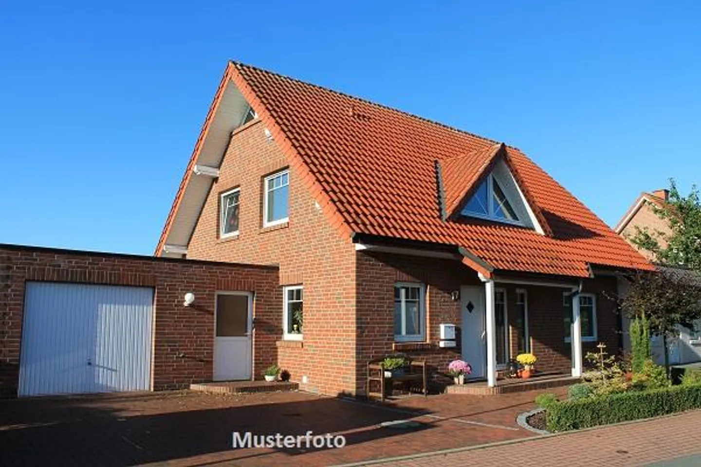 Zweifamilienhaus mit Wintergarten - Foto 1 von 13