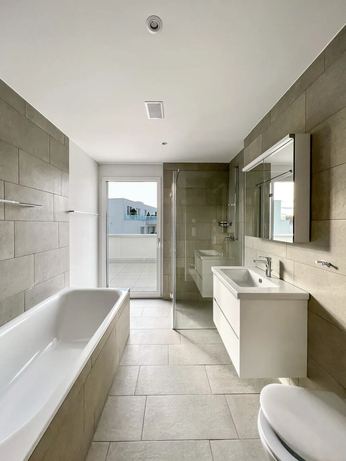 Appartement en attique moderne avec terrasse spacieuse - Photo 4 sur 10