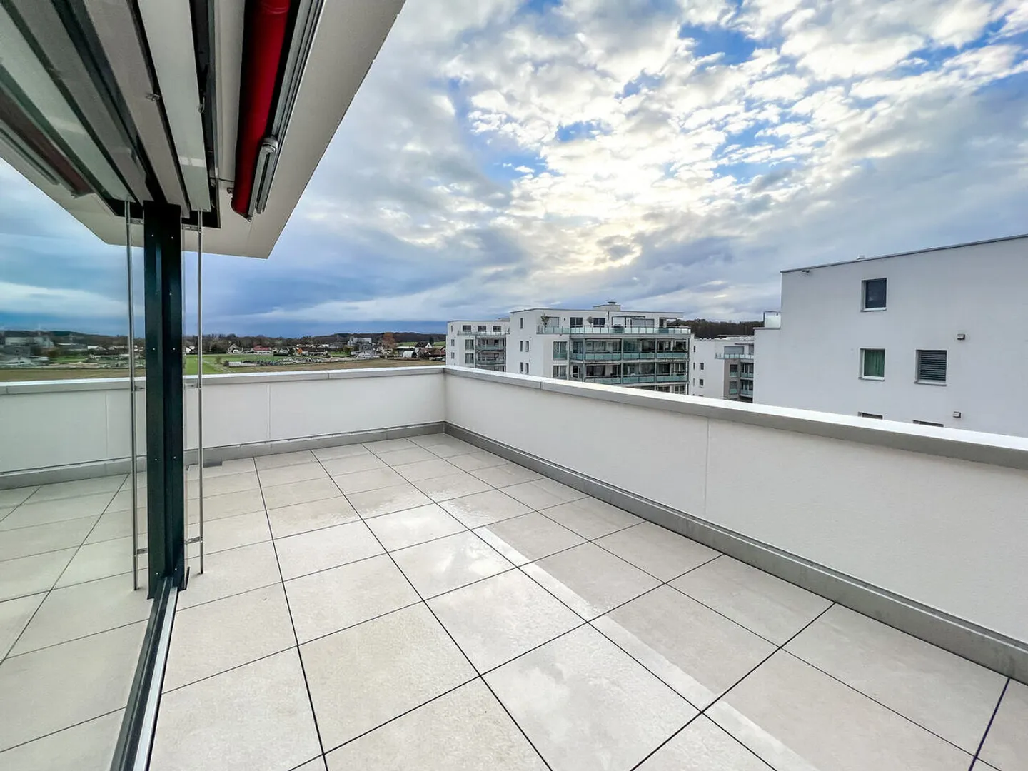 Appartement en attique moderne avec terrasse spacieuse - Photo 8 sur 10