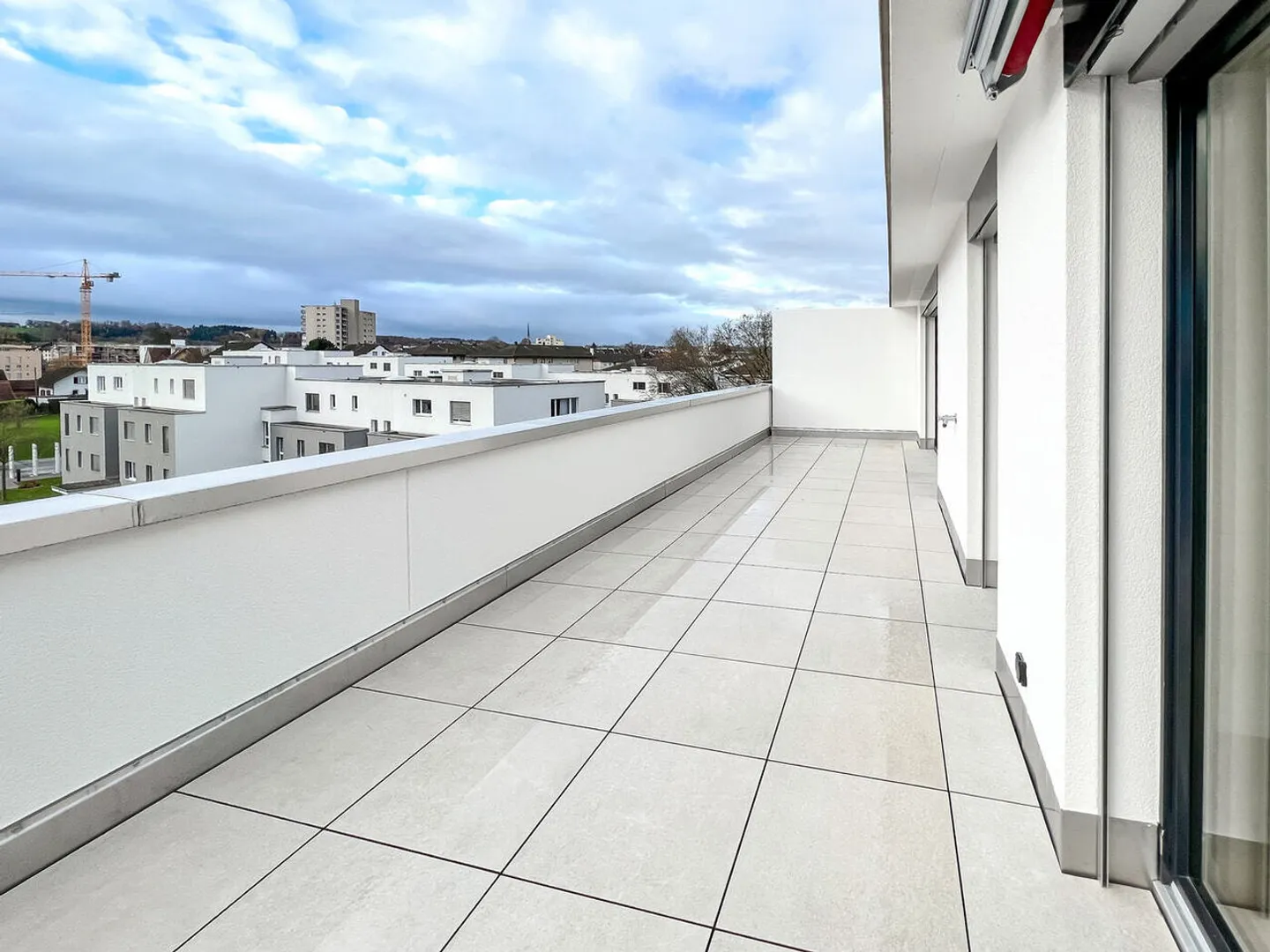Appartement en attique moderne avec terrasse spacieuse - Photo 9 sur 10
