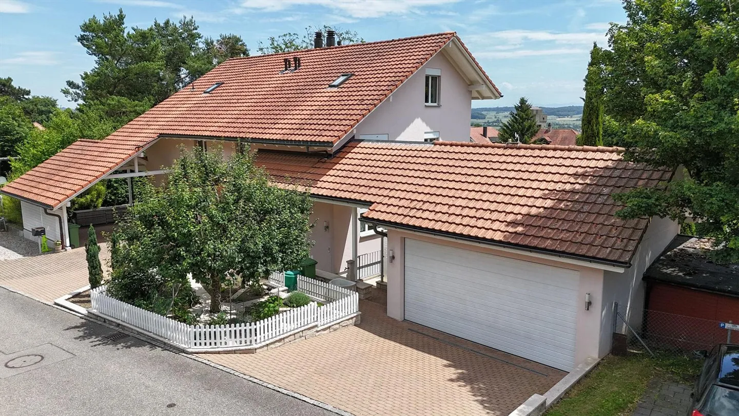Vivre avec une vue - Maison jumelée bien entretenue avec beau jardin - Photo 1 sur 13