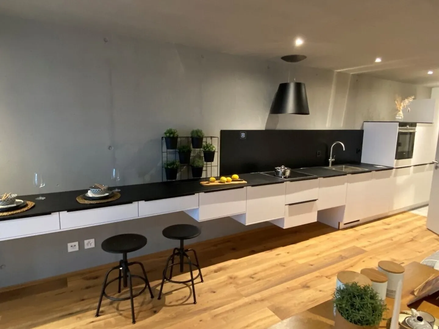 Apartment seeks single - Photo 2 of 8