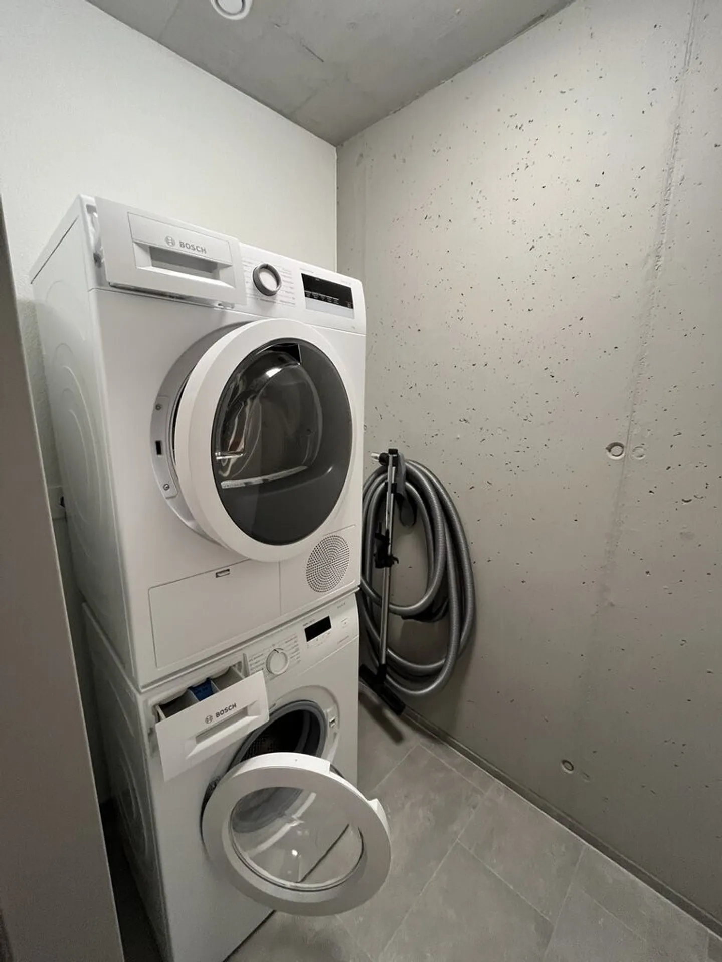 Apartment seeks single - Photo 7 of 8
