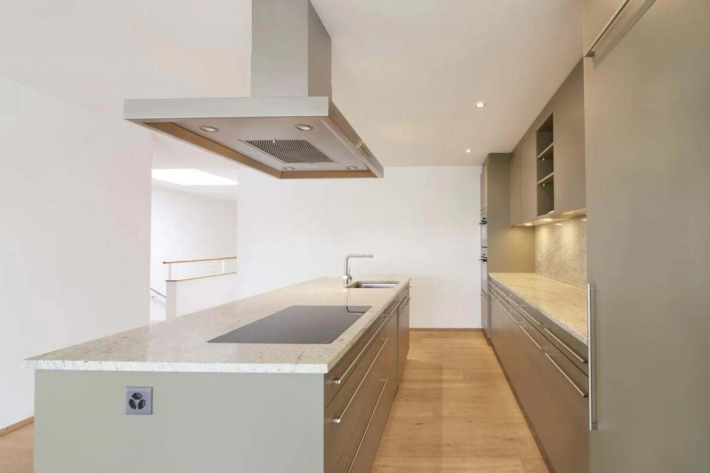 VIVERE SPAZIOSO & MODERNO IN UNA POSIZIONE DESIDERABILE - Foto 3 di 13