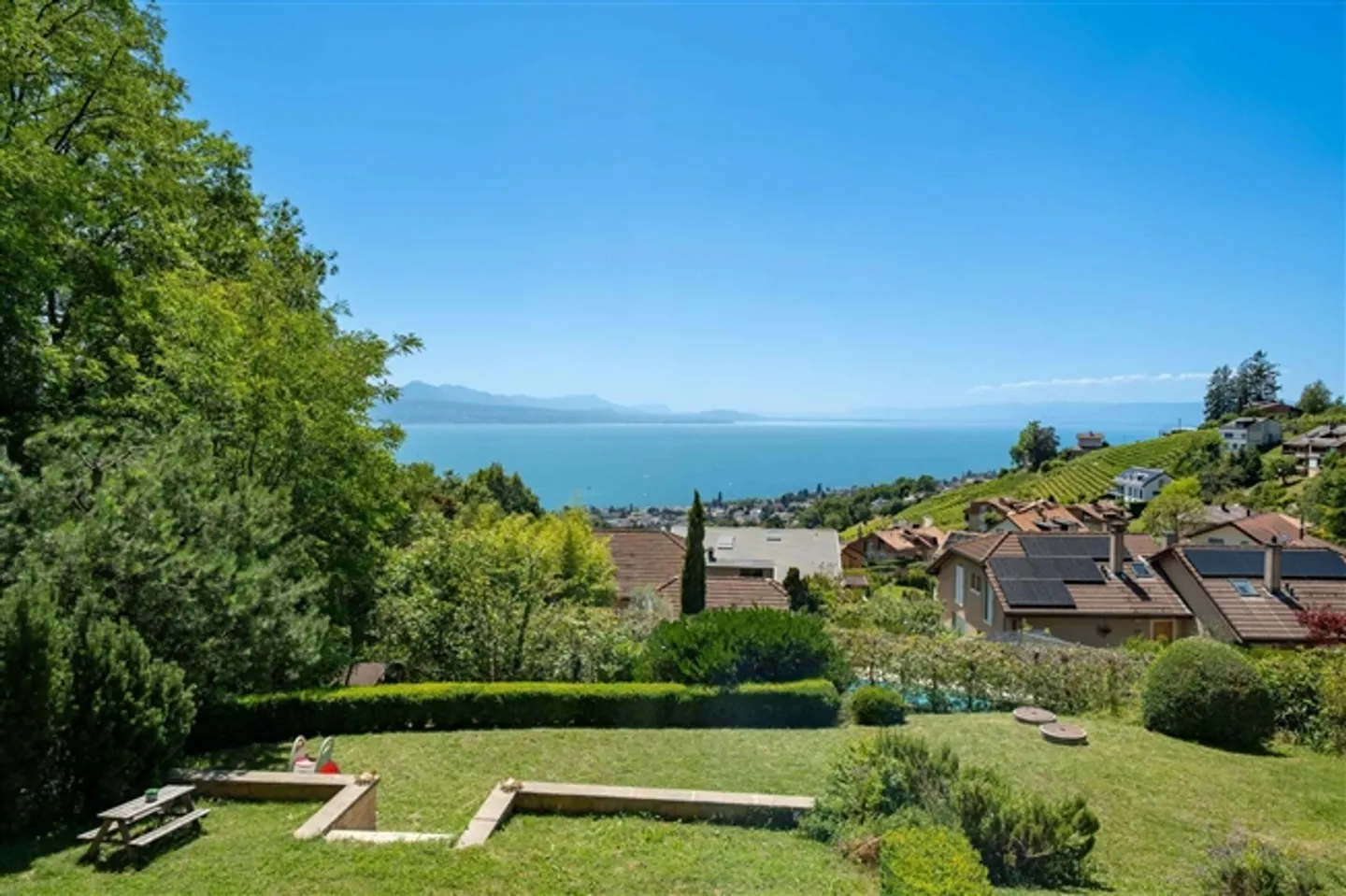 Villa adjacente de 5,5 pièces avec vue imprenable sur le lac Léman - Photo 1 sur 12