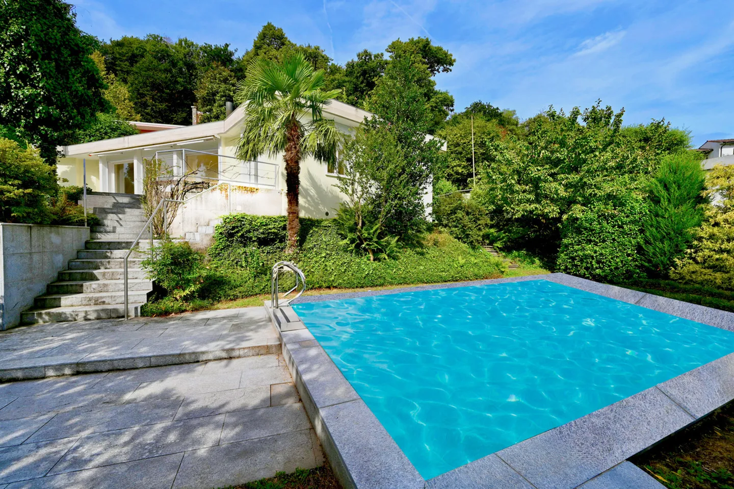 Villa avec piscine et vue sur le lac de Lugano et les montagnes environnantes - Photo 3 sur 17