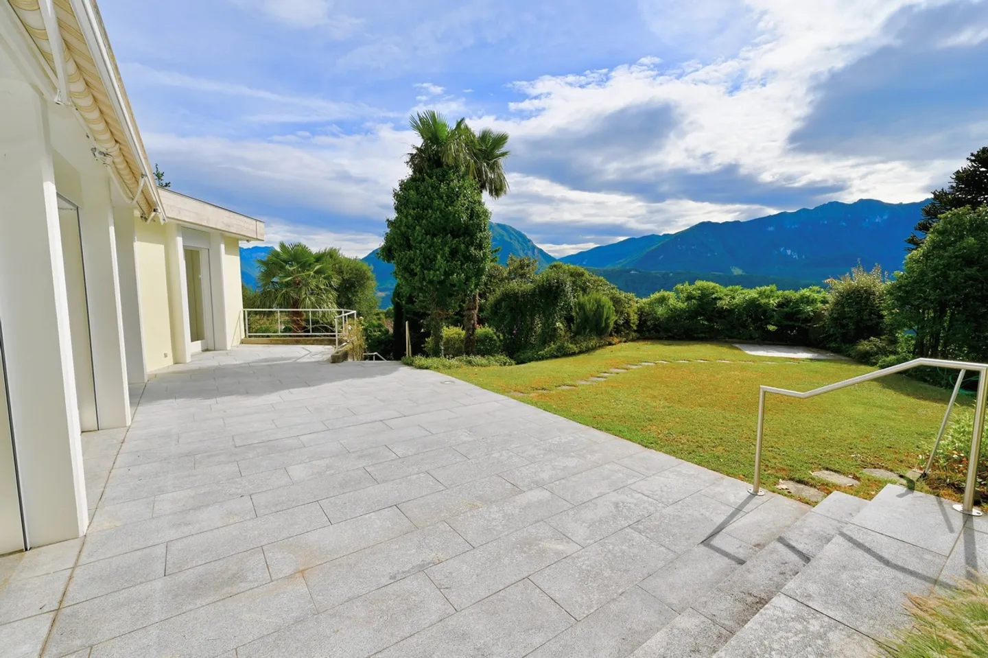 Villa avec piscine et vue sur le lac de Lugano et les montagnes environnantes - Photo 4 sur 17