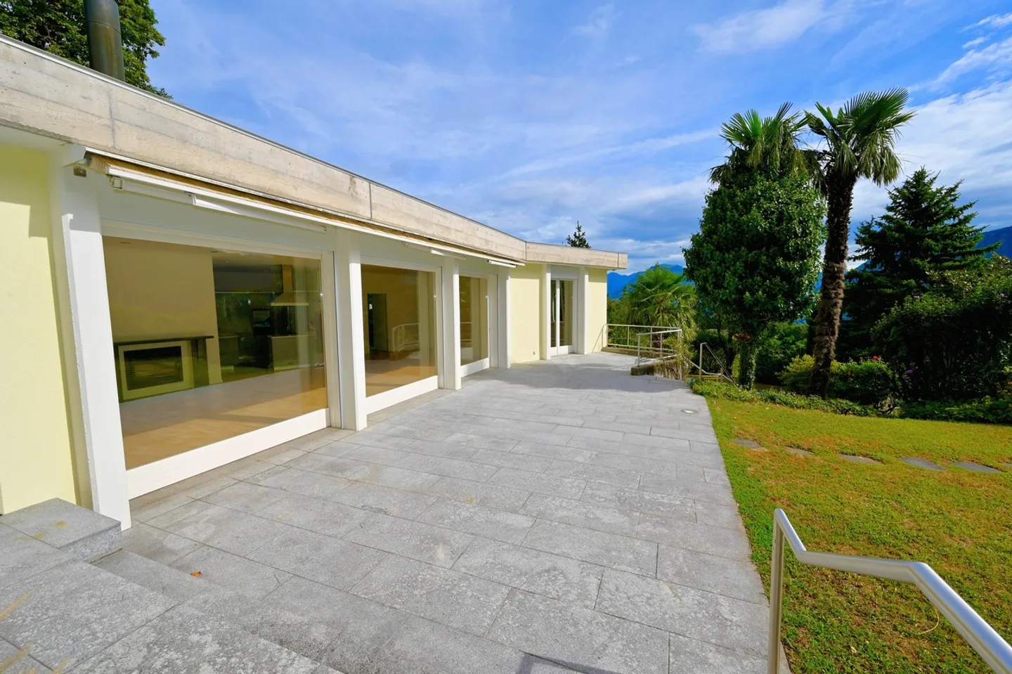 Villa avec piscine et vue sur le lac de Lugano et les montagnes environnantes - Photo 5 sur 17