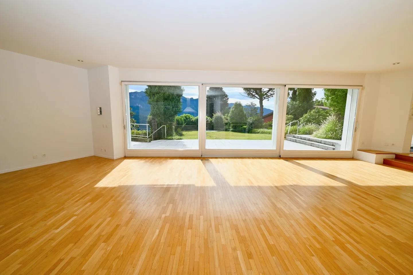 Villa avec piscine et vue sur le lac de Lugano et les montagnes environnantes - Photo 6 sur 17