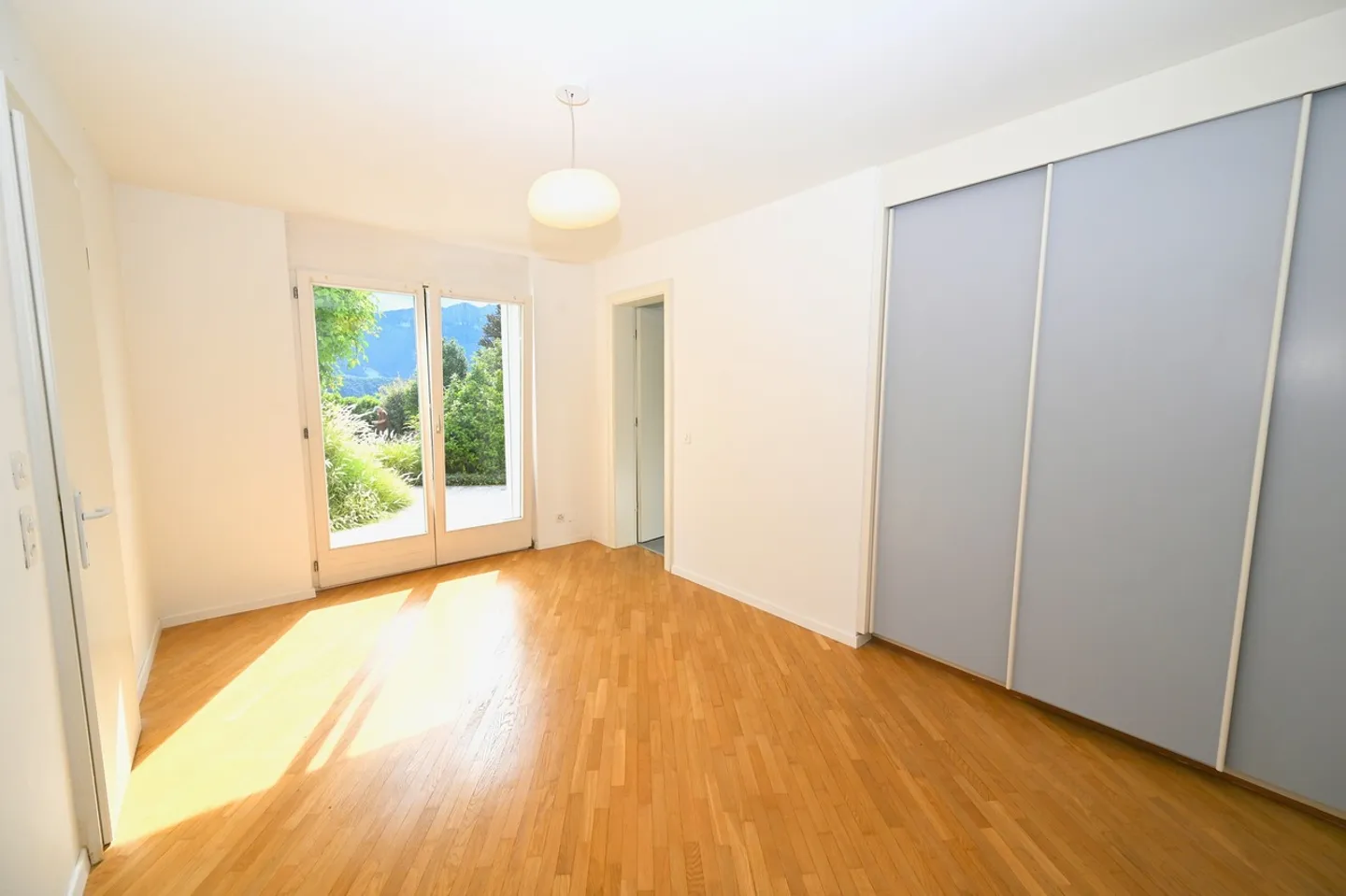 Villa avec piscine et vue sur le lac de Lugano et les montagnes environnantes - Photo 13 sur 17