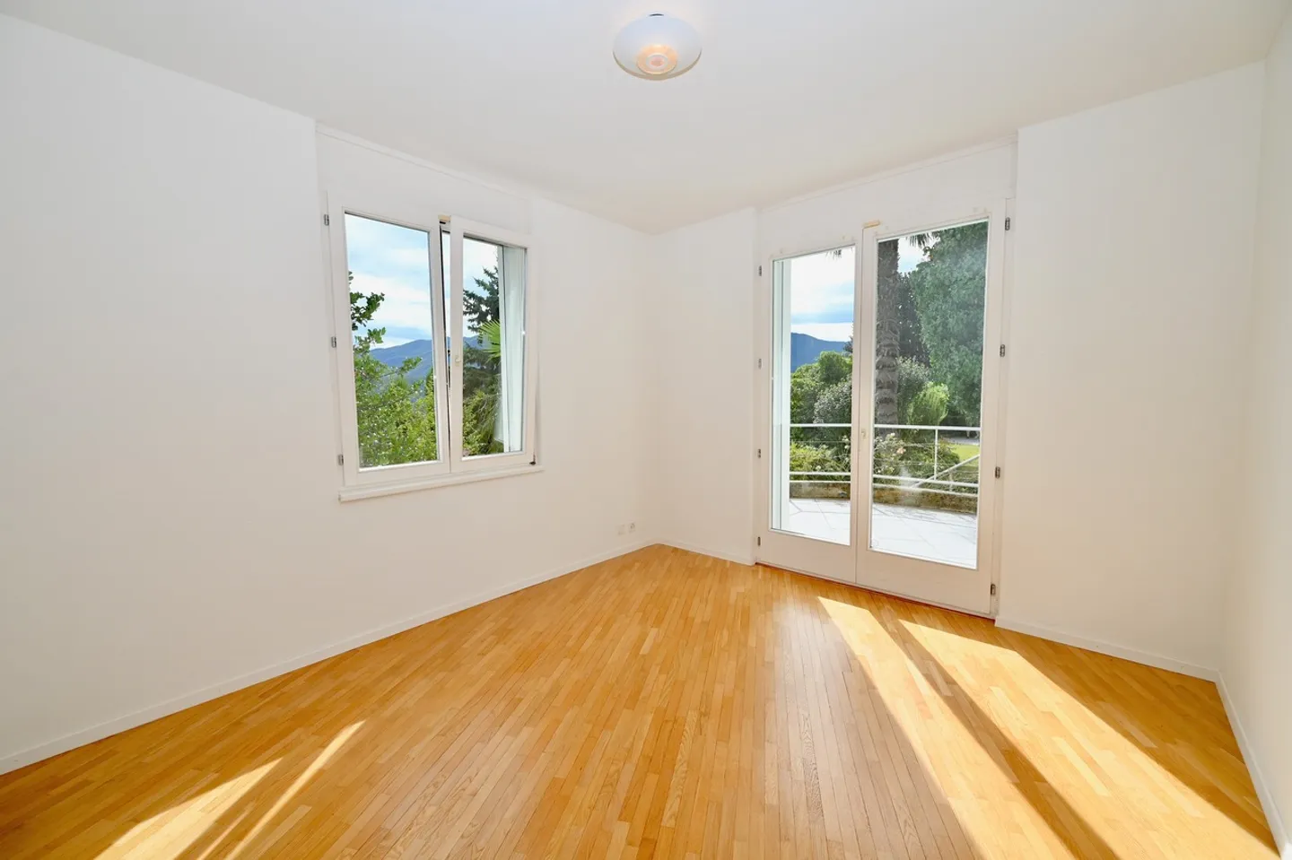 Villa avec piscine et vue sur le lac de Lugano et les montagnes environnantes - Photo 12 sur 17