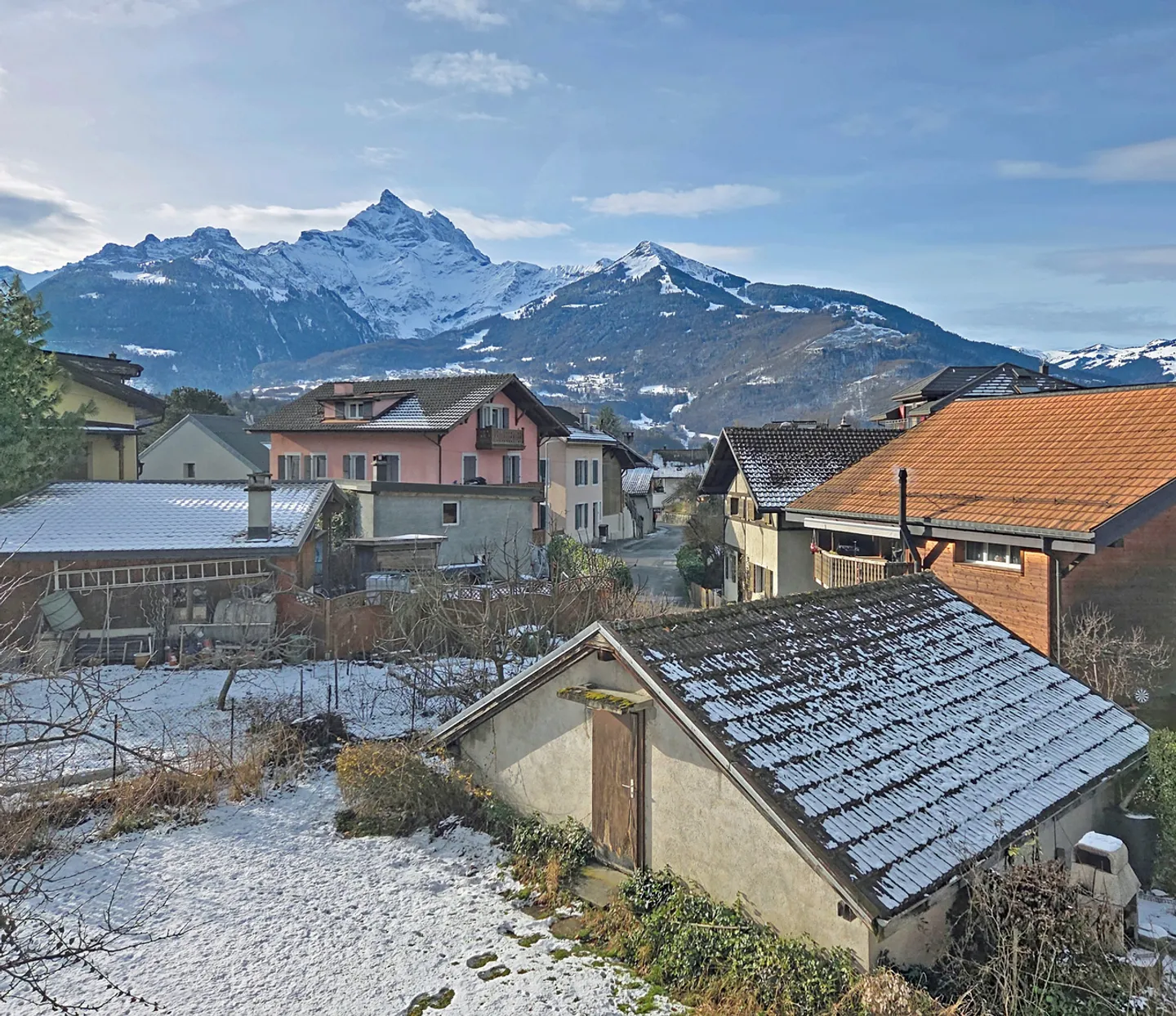 Charmante maison de village avec 3 appartements, grand jardin et belle vue ! - Photo 2 sur 13
