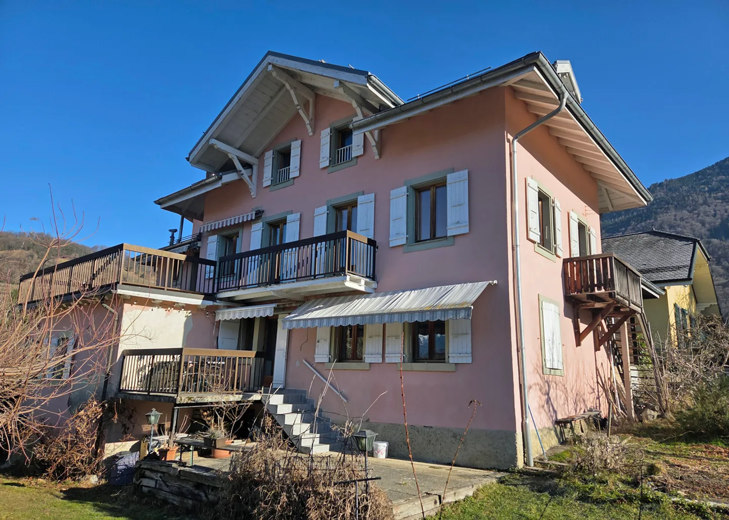 Charmante maison de village avec 3 appartements, grand jardin et belle vue ! - Photo 1 sur 13