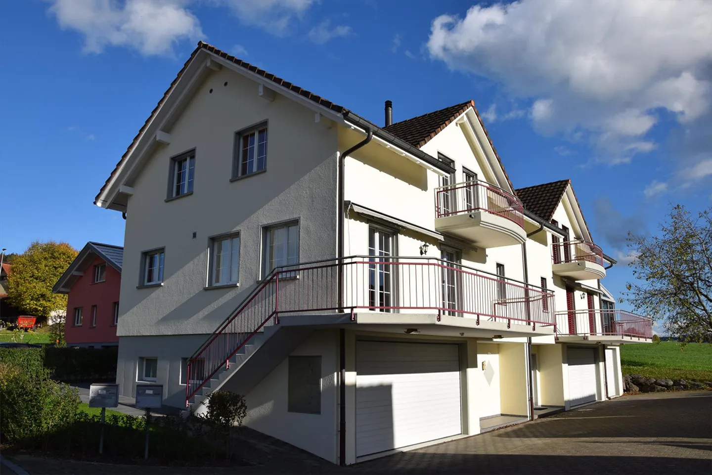 Well-maintained semi-detached family house with double garage - Photo 4 of 13