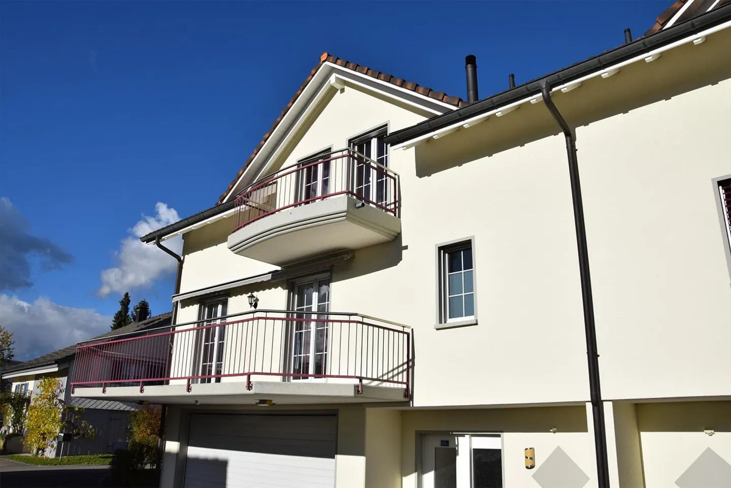 Well-maintained semi-detached family house with double garage - Photo 5 of 13