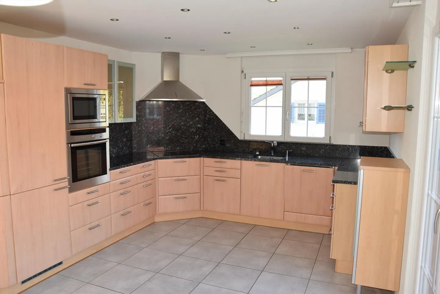 Well-maintained semi-detached family house with double garage - Photo 6 of 13