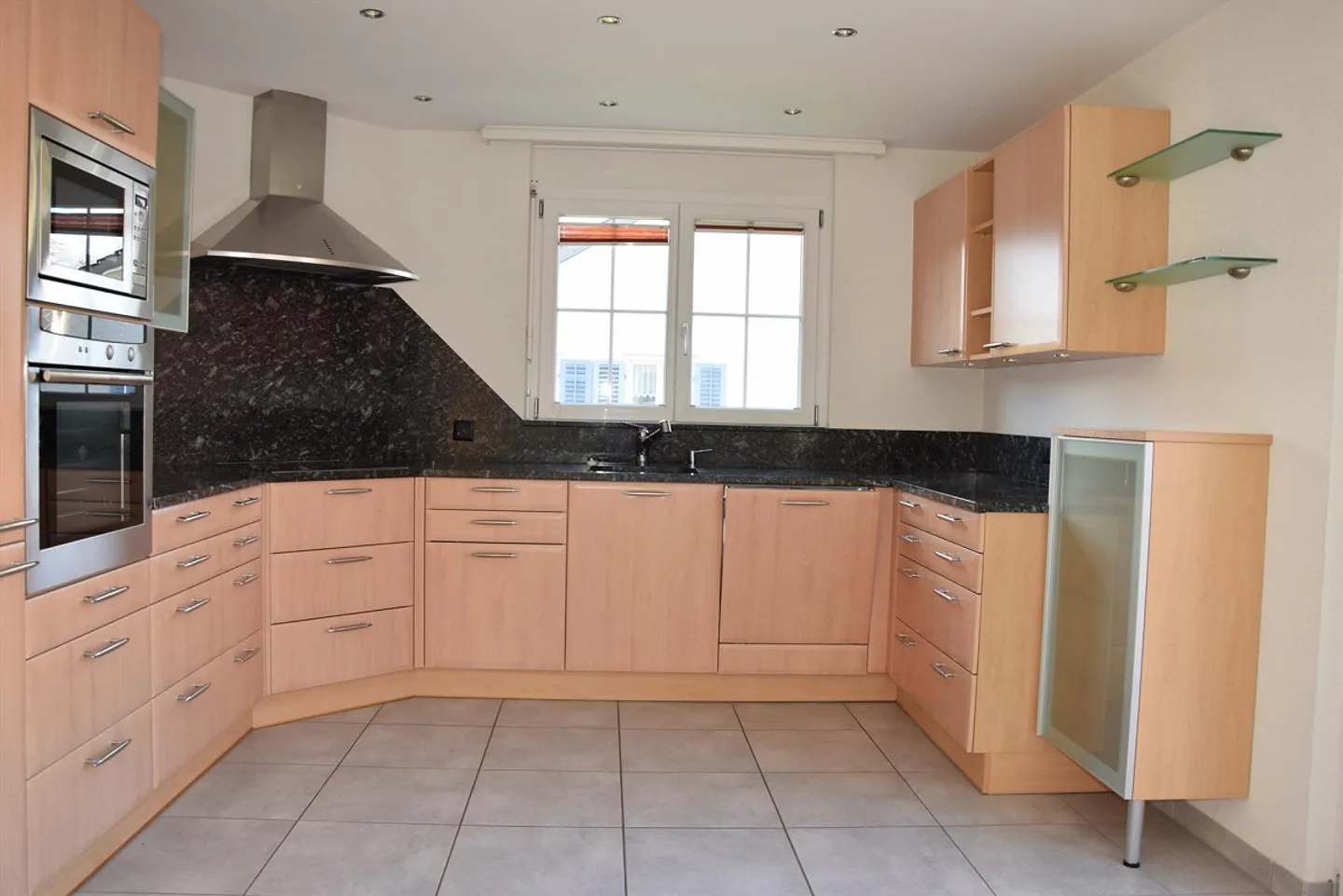 Well-maintained semi-detached family house with double garage - Photo 7 of 13