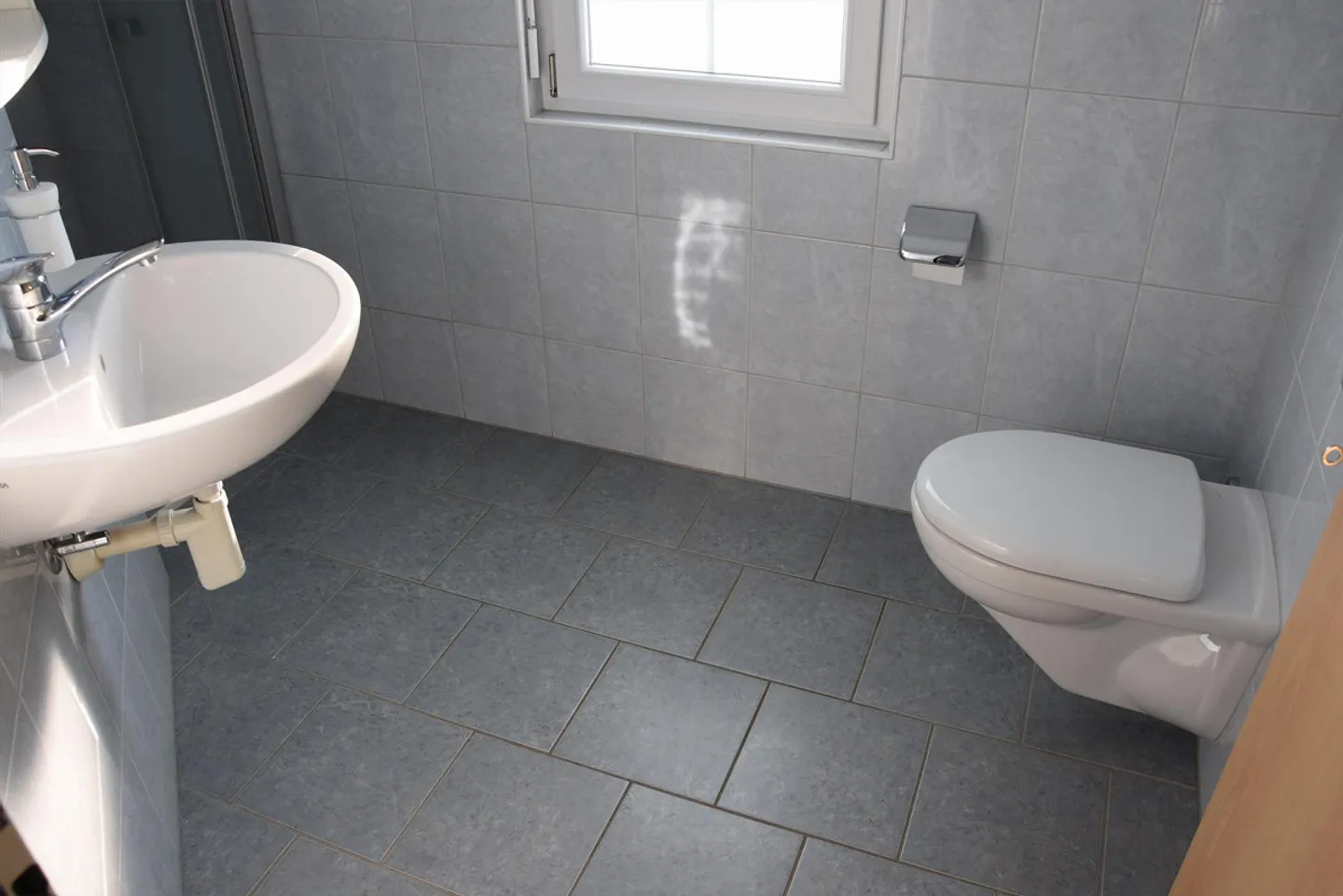 Well-maintained semi-detached family house with double garage - Photo 8 of 13