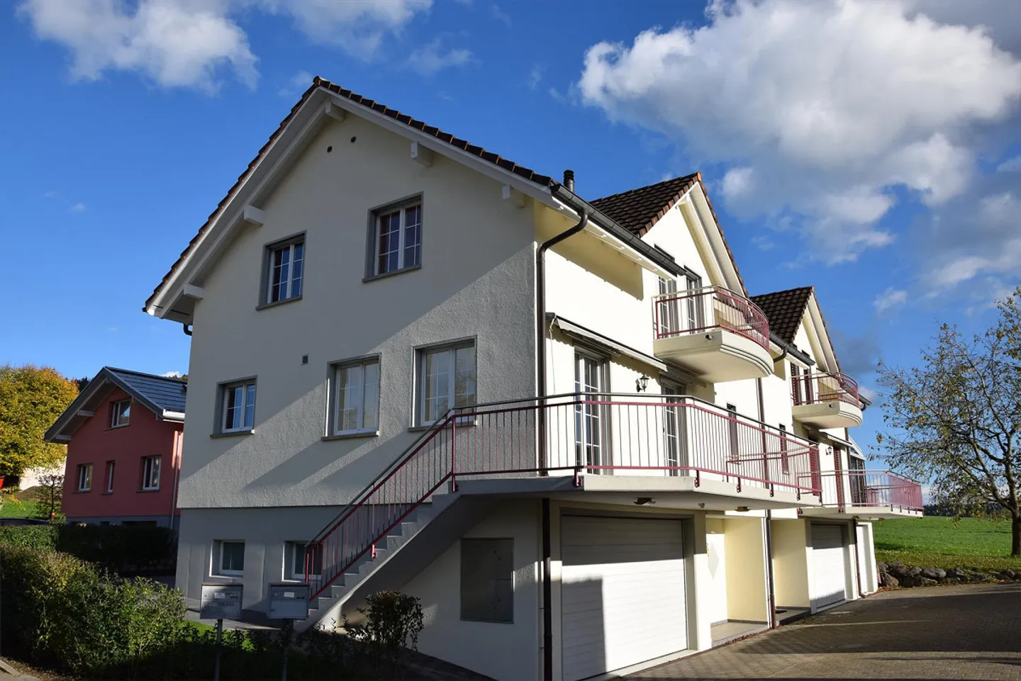 Well-maintained semi-detached family house with double garage - Photo 3 of 13