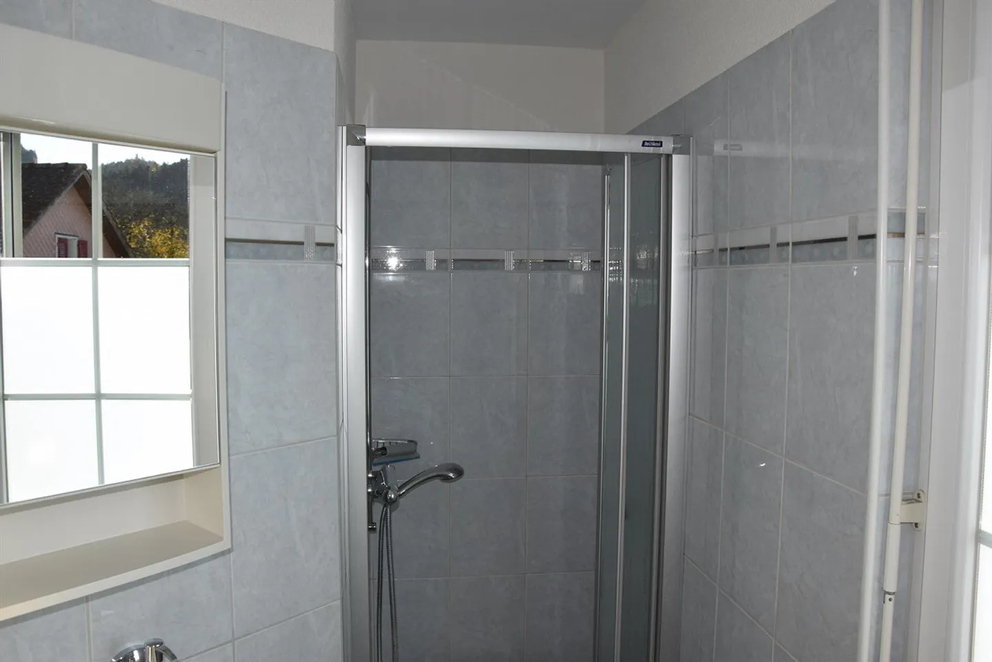 Well-maintained semi-detached family house with double garage - Photo 9 of 13