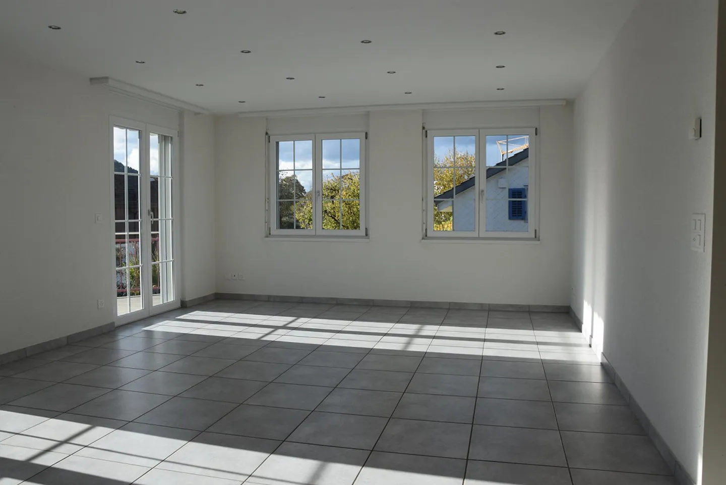 Well-maintained semi-detached family house with double garage - Photo 10 of 13