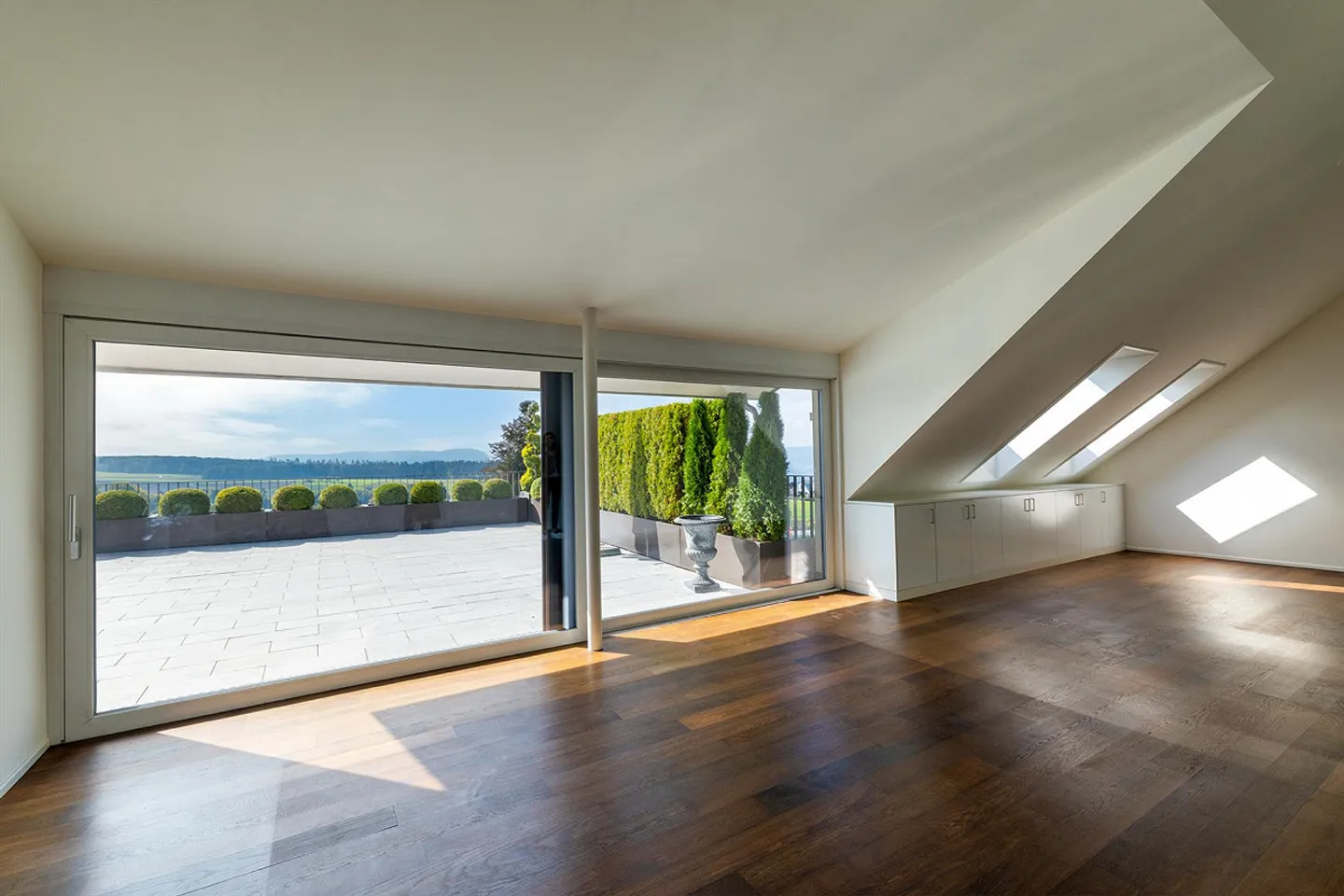 5½-Room Penthouse Apartment with Exclusive Views - Photo 1 of 4