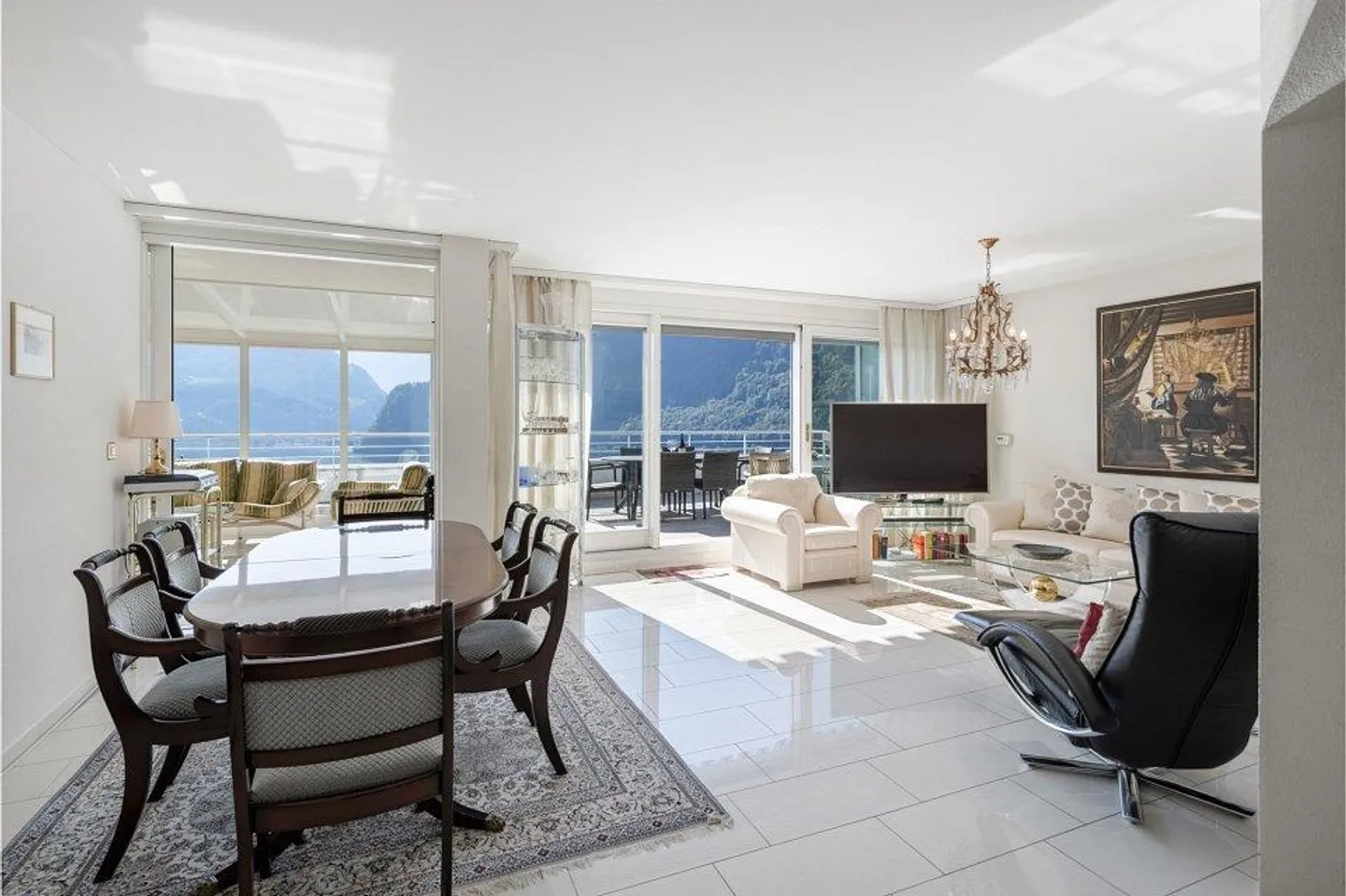 Attractive condominium in Hergiswil with unobstructed lake view - Photo 2 of 13