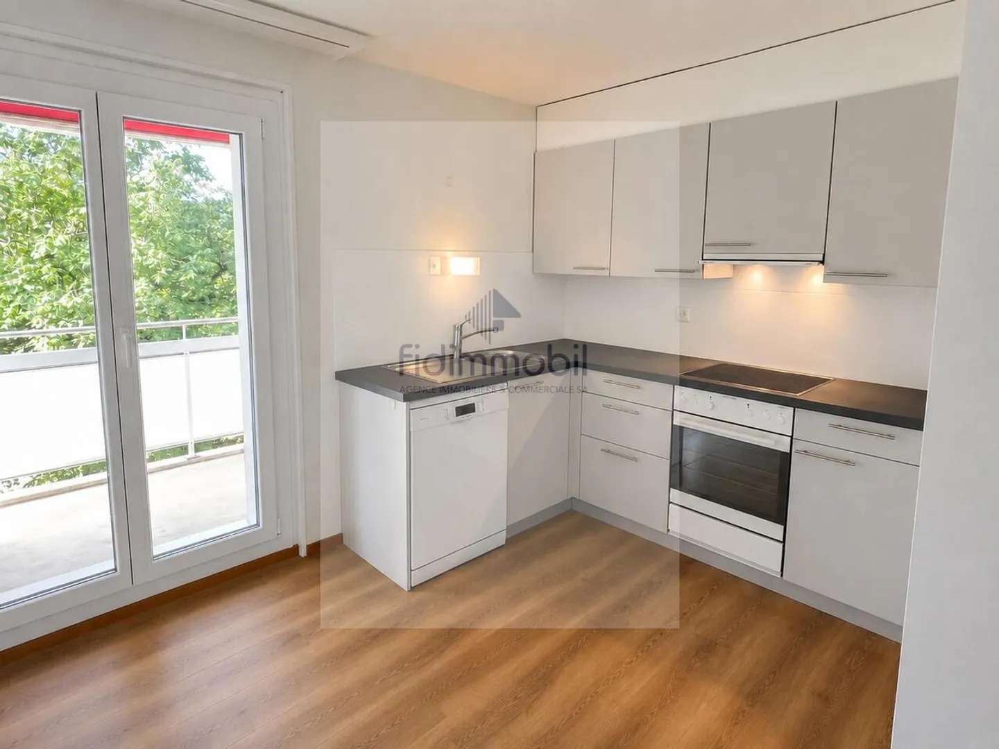 Spacious 4-room apartment with balcony and parking space - Photo 1 of 7