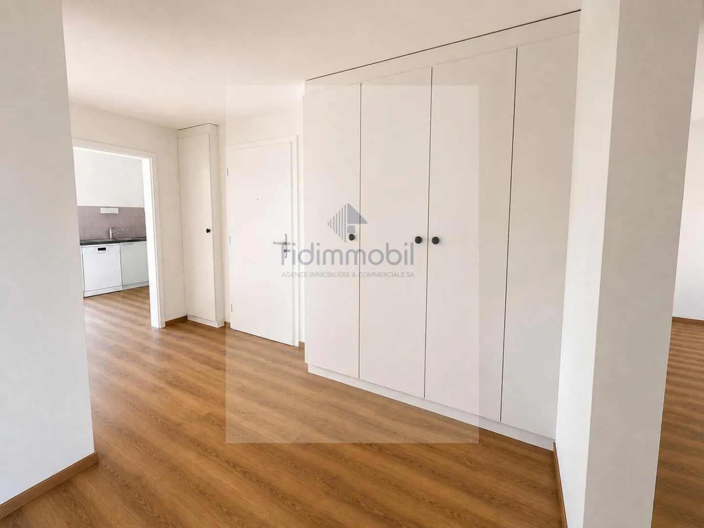 Spacious 4-room apartment with balcony and parking space - Photo 2 of 7