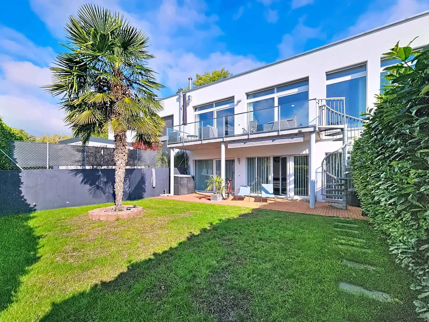 Maison adjacente avec 5,5 pièces, jardin et vignobles - Photo 1 sur 13