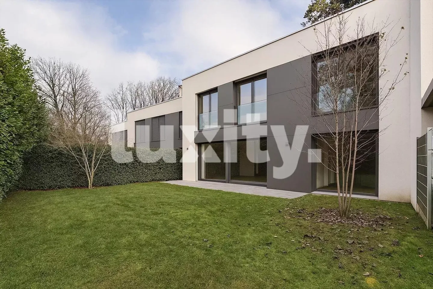 Modern 6-Room Villa - Contemporary Amenities - Photo 1 of 3