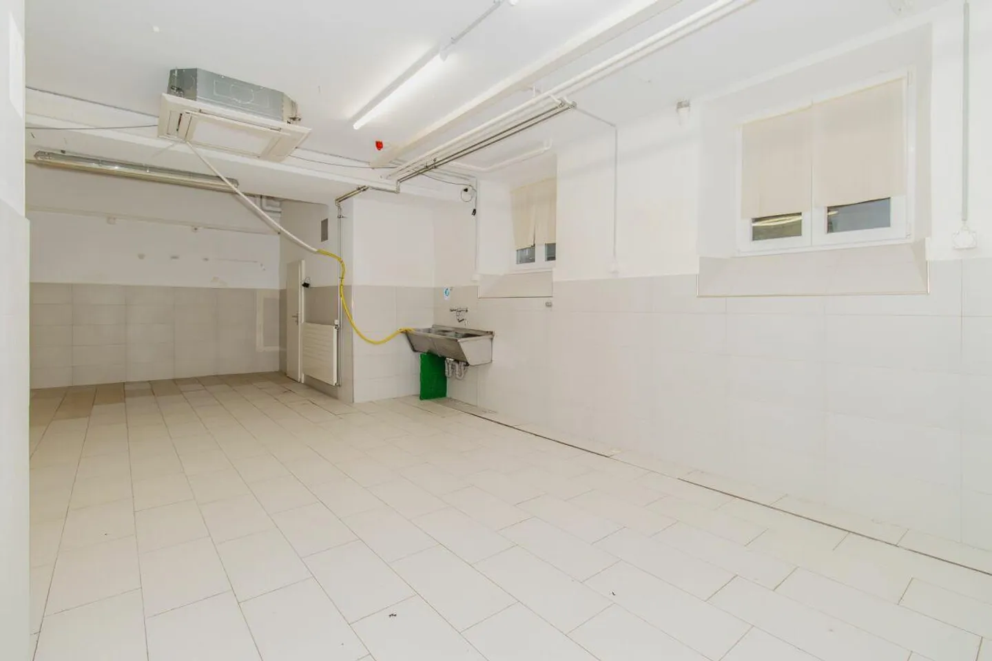 Commercial premises in a central location - Photo 2 of 9